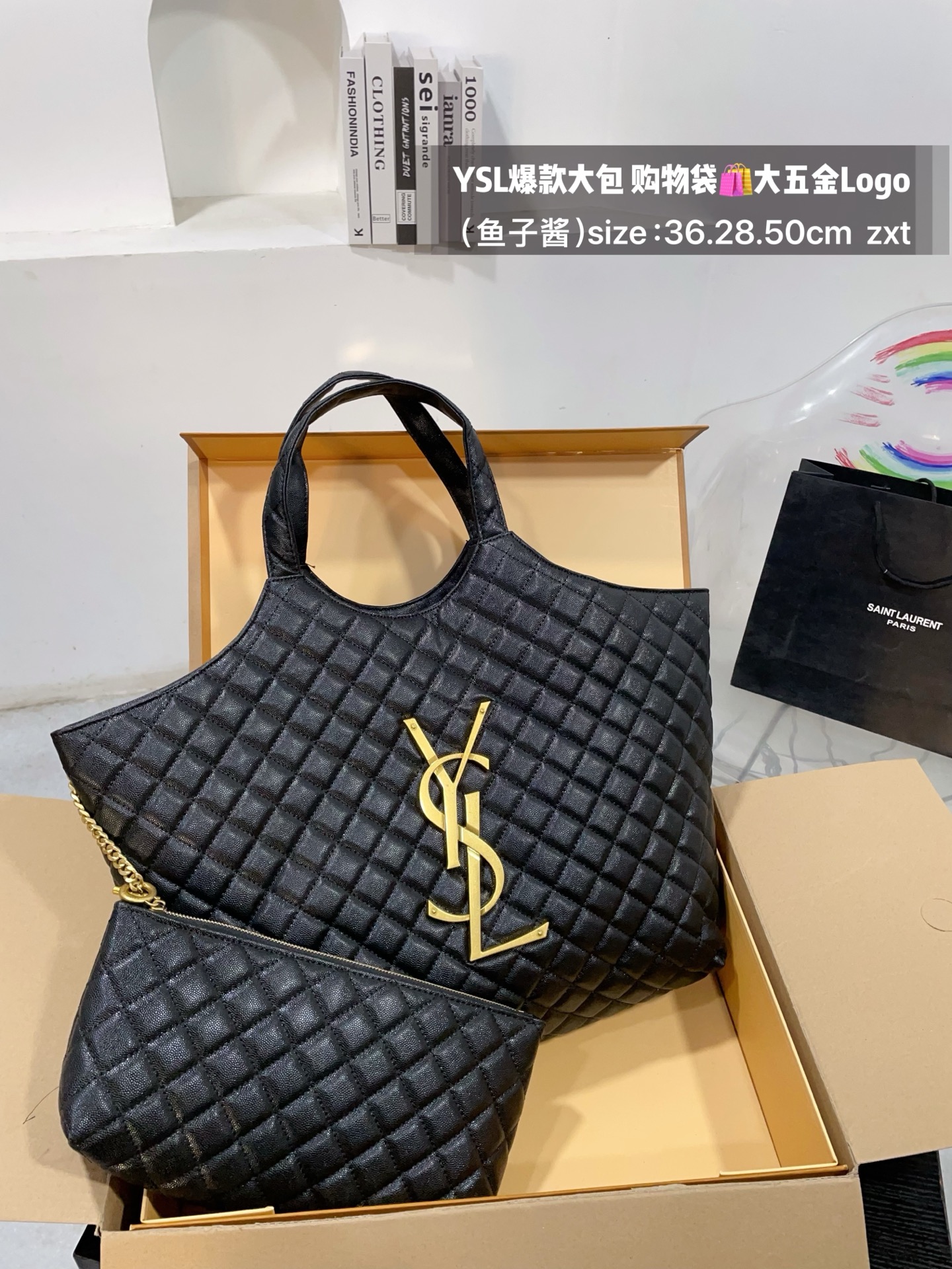 👑💰175无盒 size：底36.28.50cm YSL爆款大包 购物袋🛍️ 大五金Logo终于做到与原版大小一致💪 高级感满满👍圣罗兰 复古菱形格子与 巨大LOGO五金 璀璨而大气☄️ 最重要是一包当2包用、 中间链子往两侧一收 可以变换造型 配有小包一个 （五金全套对版带LOGO）