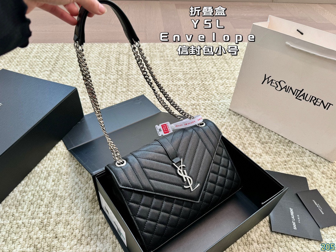 小号&yen;150折叠盒 圣罗兰YSL Envelope信封包 简约才是百搭公式。 复古又时髦，妥妥的街拍神器。 出街通勤都可。 容量很大，可肩背、斜挎。 搭配很显高级感。 是帅气女孩不可缺少的一款经典存在。 尺寸小号24 17