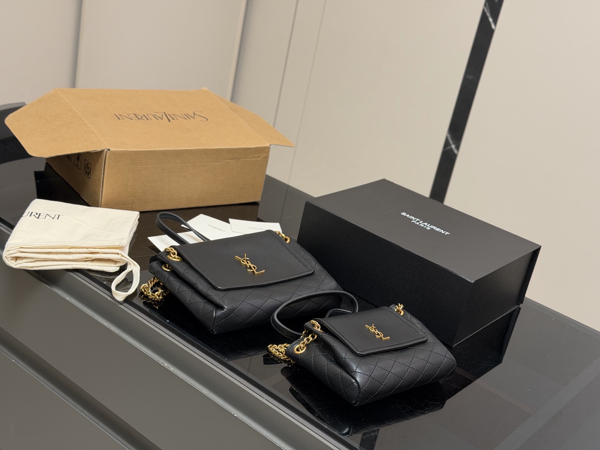 ¥170 ¥180 配折叠盒飞机盒 size:16.13cm 21.16cm 牛皮品质出 ✅ 圣罗兰mini NOLITA手袋 精致、可爱还很能装~ 背他真的是温柔小仙女本仙了 搜索🔍杨树林洛丽塔