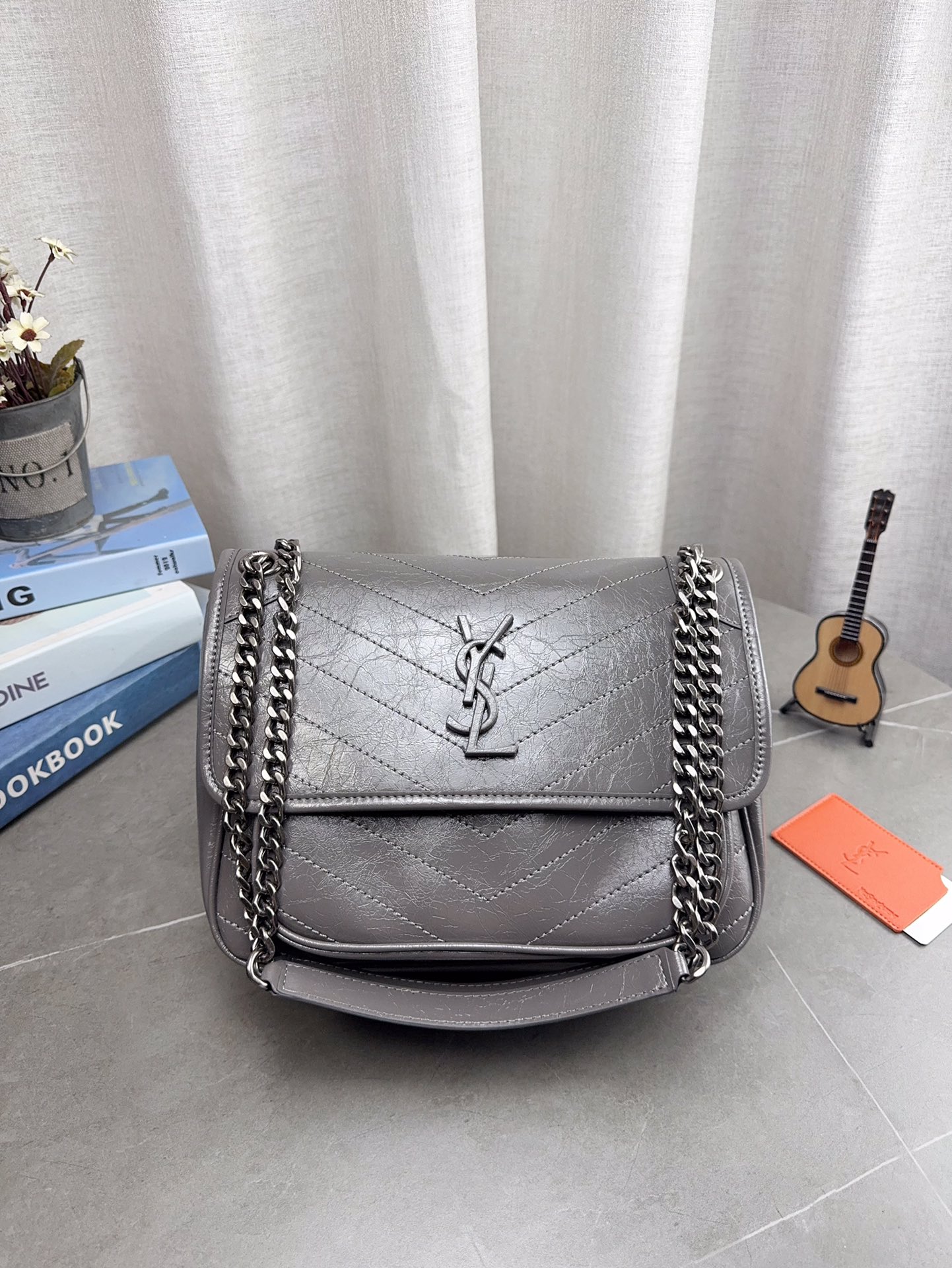 折叠飞机礼盒包装 🎉高品质ysl 圣罗兰 niki 邮差链条包 容量超大 出去逛一天什么都可以放进去 流浪背法也很好看 麂皮真的是跟各种颜色的衣服都很搭 之前一直在Onthego和这个之间犹豫 最后感觉没选错 五星推荐 尺寸27*21cm 型号633158 p200