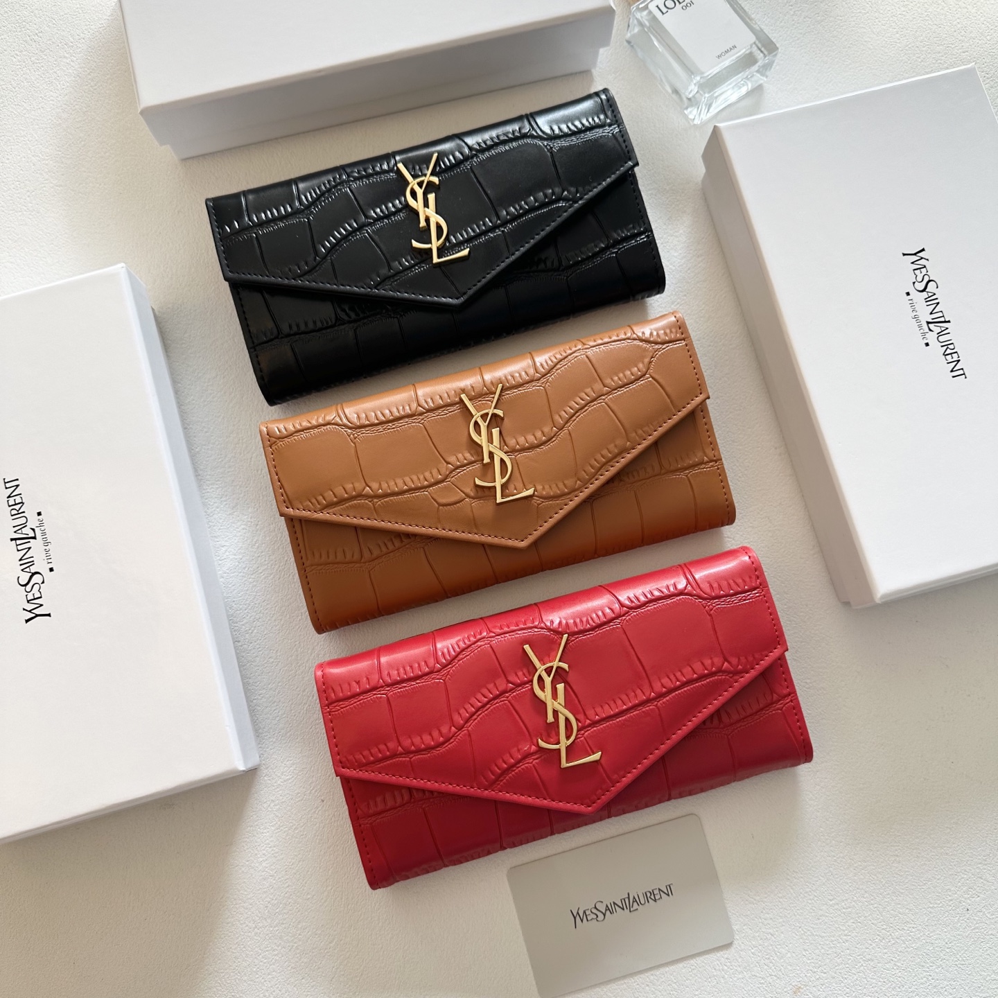 P95🎀🎀颜色 黑 土黄 红🎀尺寸 19x10🎀圣罗兰🆕款&hearts;️钱包💕进口小牛皮压花质感一流👍独一无二风格，实用内阁超美超时尚美女必备单品🔥