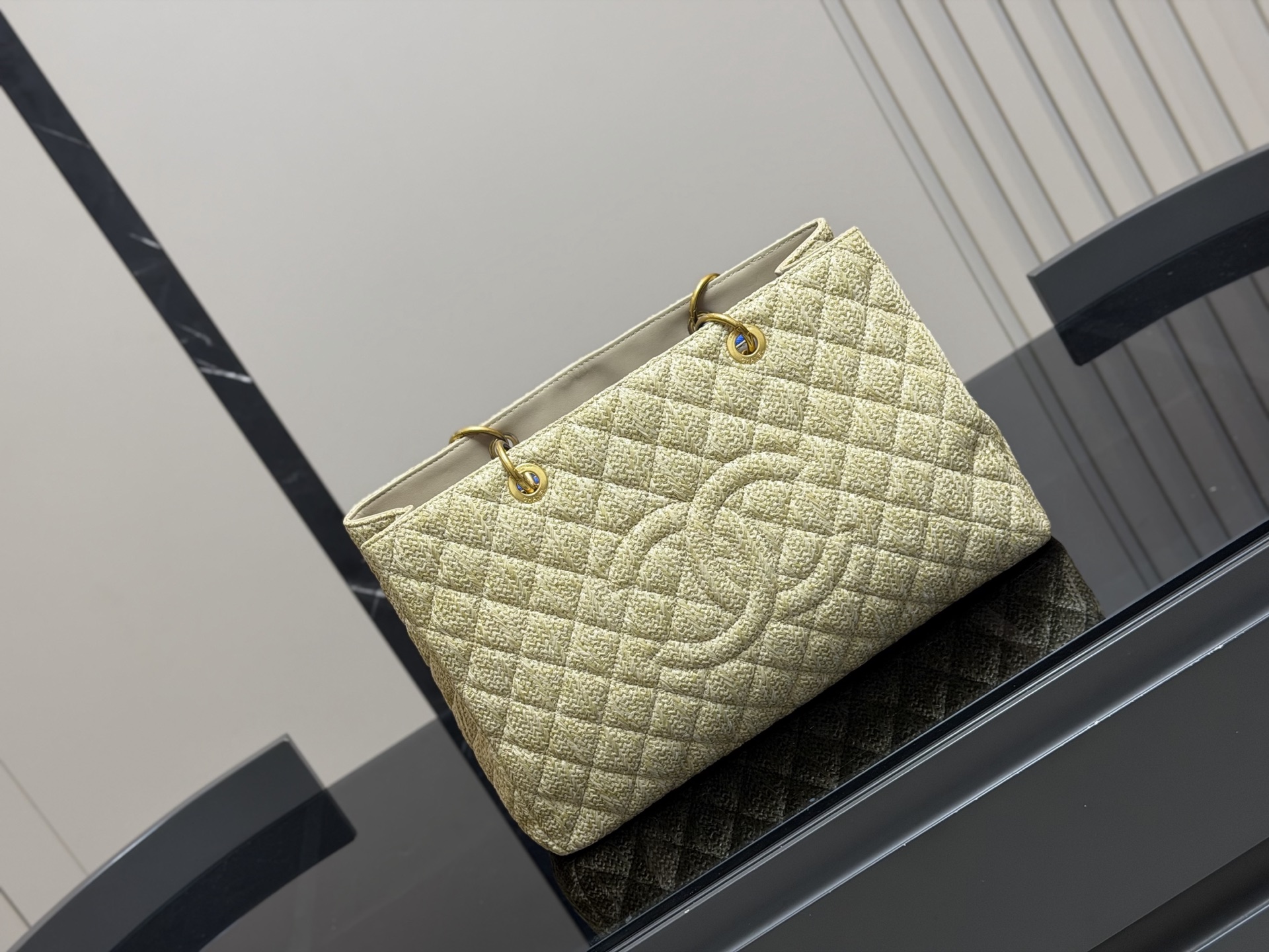 &yen;180 香奈儿GST 一包难求系列 通过各种渠道购入正品开发复刻 原厂小牛皮压荔枝纹颗粒 专柜同步纯钢制五金 容量极大 各种场合均适用 版型超赞👍 出门必备尺寸：38.24cm