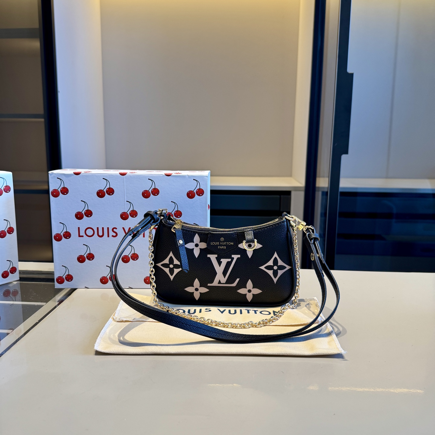 🅿️150✅牛皮系列🔜 顶级货🔥全钢五金‼️黑色印花牛皮系列～LV路易威登专柜爆款easypouch麻将包👸专柜同款～配链条和长带！走到哪都是回头率👍原版全牛皮🐂原版顶级全钢五金 完美走线 [得意]平时出门的东西都可以装！🎁原版折叠礼盒包装（size：20*12*3）