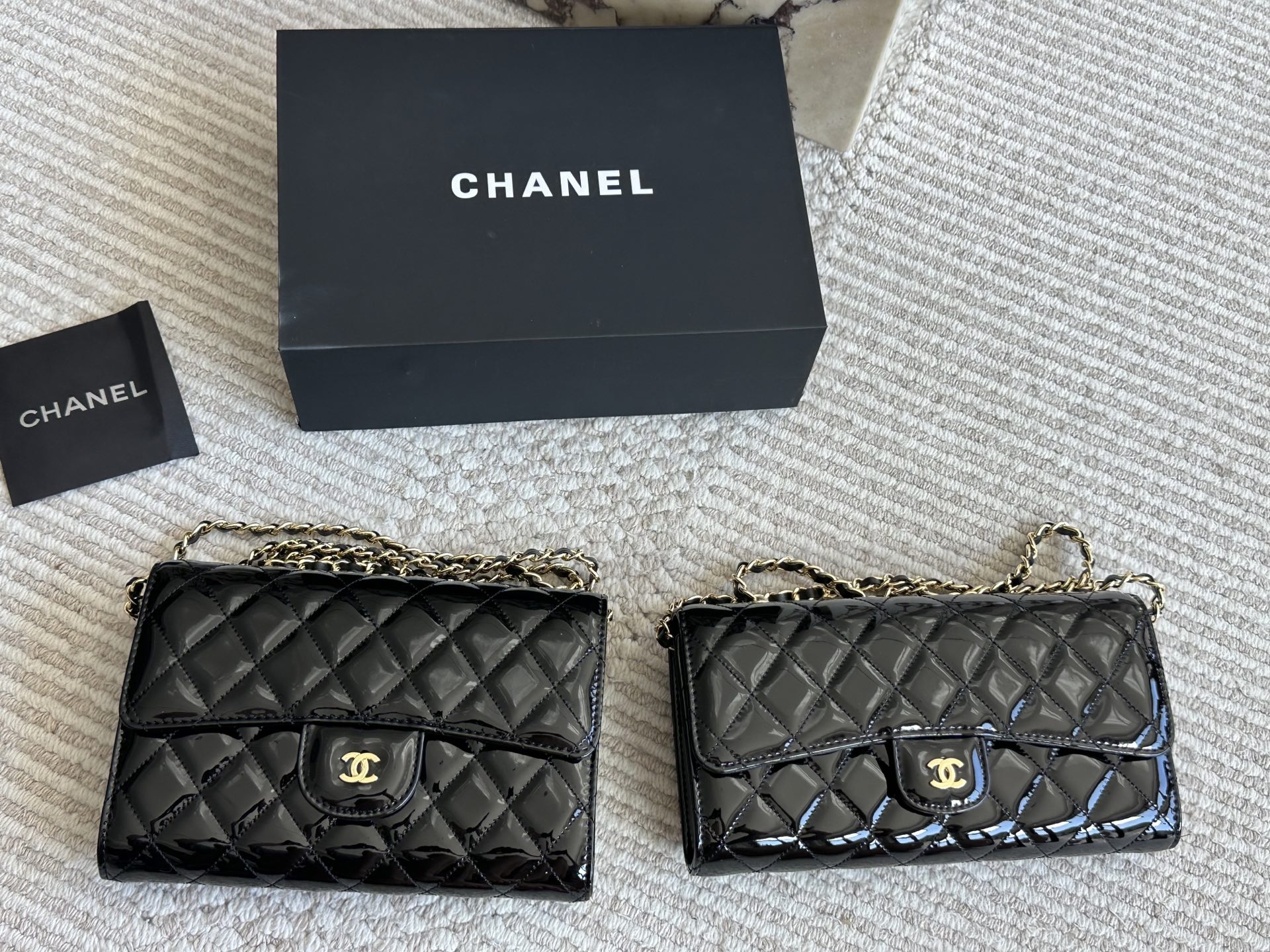 漆皮woc 💰 140 CHANEL 香奈儿发财 一款随身小包推荐给大家！香奈儿woc新款发财包 可斜挎单肩 链条可收入包内作为手包使用💪 上身后超显大气， 别看小小的 这个很能装哦 包内有卡位 拉链位 零钱位 小巧实用 人手必备 上身效果超好 尺寸20 13cm /22 12cm配折叠礼盒