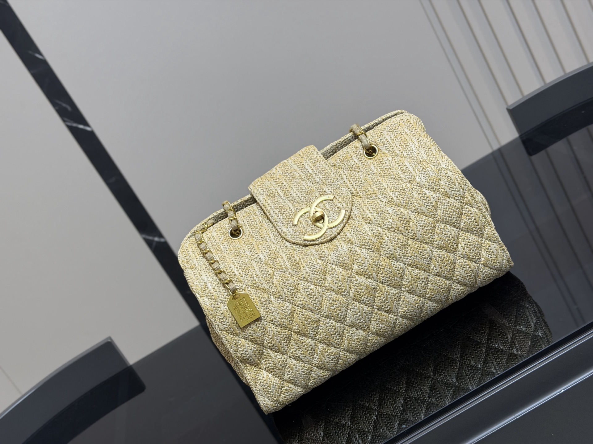 &yen;180 香奈儿CHANEL 链条托特包 复古优雅 香奈儿CHANEL 链条托特包 复古优雅 满满的高级感 大小适中 容量感人 休闲正装皆可轻松驾驭 尺寸:36.26cm