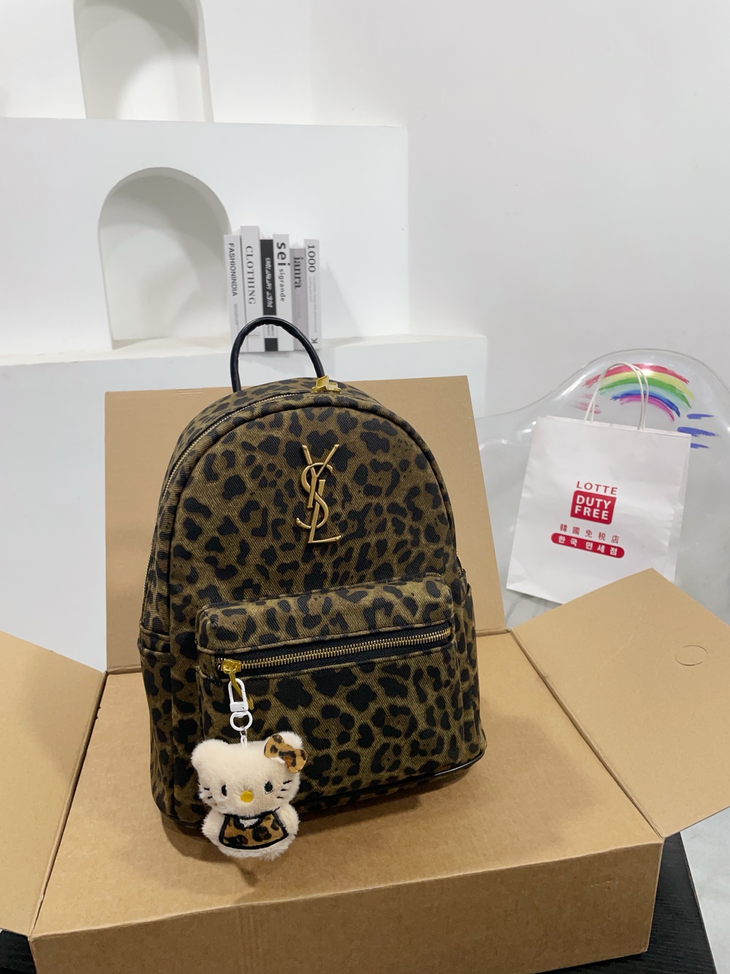 💰P150赠送挂件 圣罗兰双肩包 简单百搭 颜值高 日常出街首选 潮酷时尚女孩必入款 尺寸:26 31