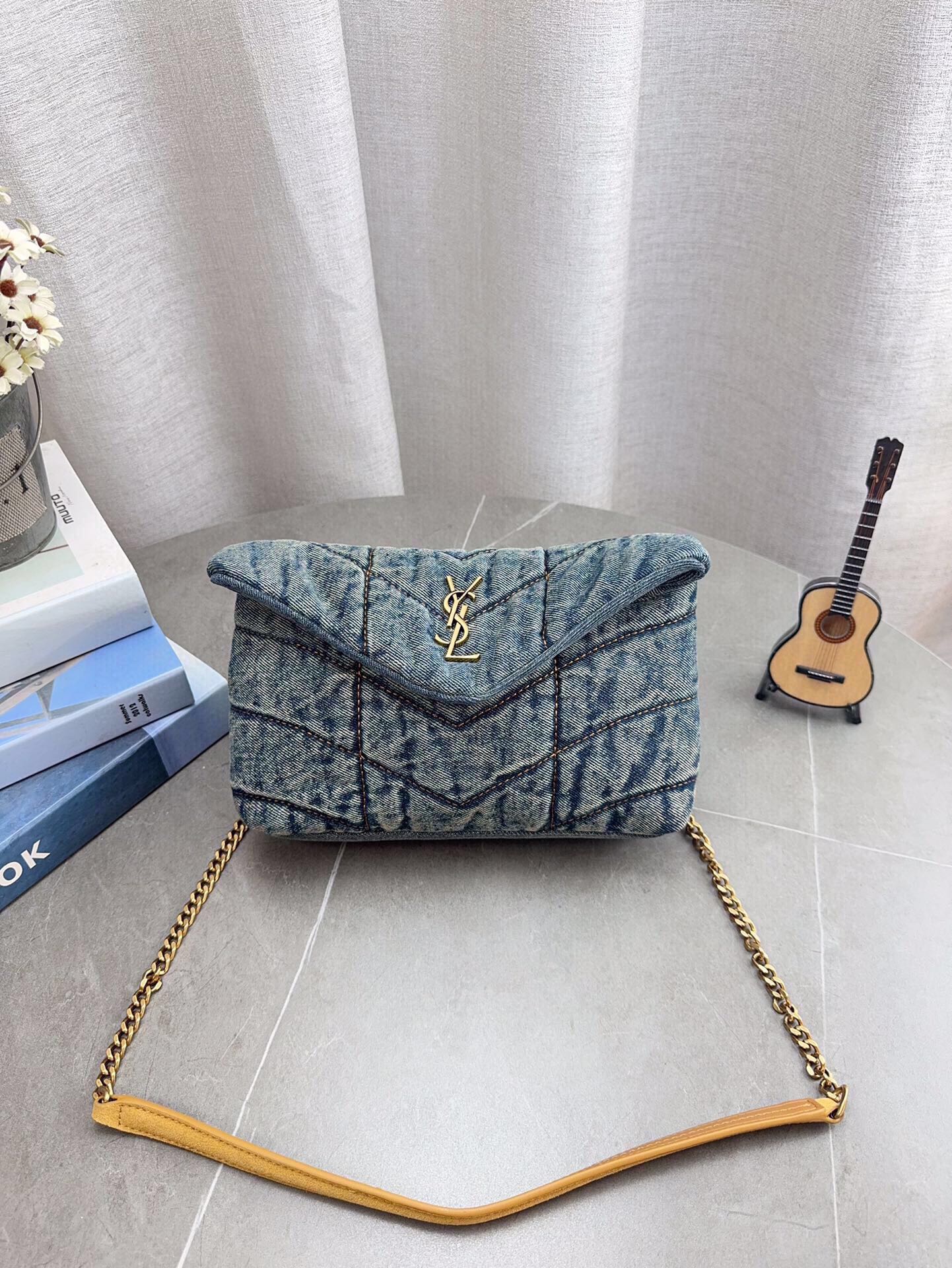 高品质YSL圣罗兰丹宁puffer 眼击中的ysIlouloupuffer云朵包 极具致敬意味的“Loulou”单肩包在本季开启全新演绎,设计师以牛仔效果面料融入填充夹克的创意,搭配鲜艳紫色,助你携-抹明媚迎接盎然春光。 为经典包袋注入新意,品牌用酒椰叶纤维拼接包面,简洁流畅的廓形洋溢优雅魅力,适宜搭配裤装或礼服,于细节处传递轻松愉悦的夏日写意。小号尺寸:22*16cm 无盒 p180