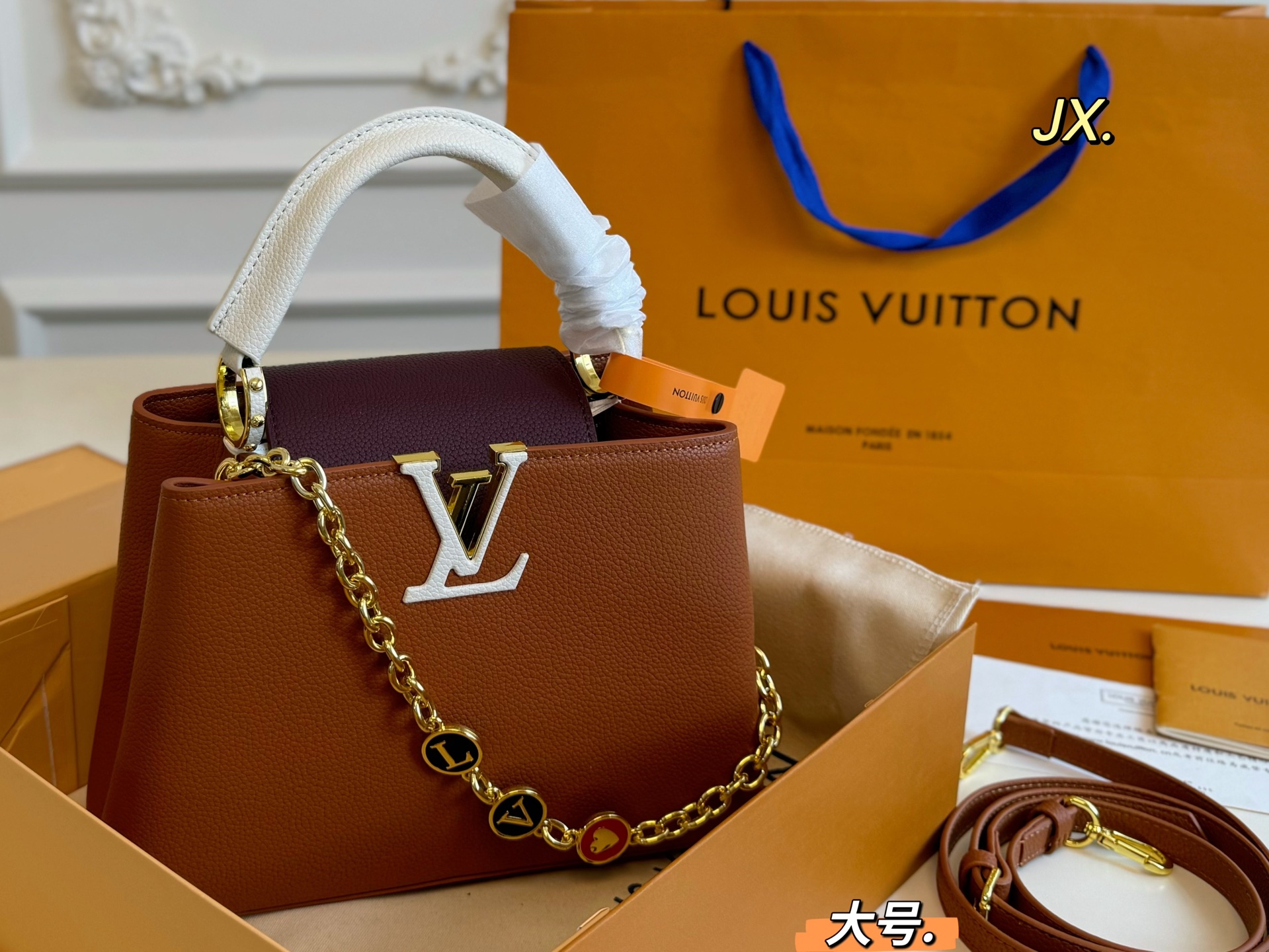 P180大号（折叠盒） size:27&times;18大号 LV路易威登Capucines卡普辛手提包💕 贵气十足的包包，真的超美！ 色彩鲜亮不张扬，显得无比温柔 高级感满🈵️，时尚洋气❗️ 大小刚好，精致又不失优雅‼️