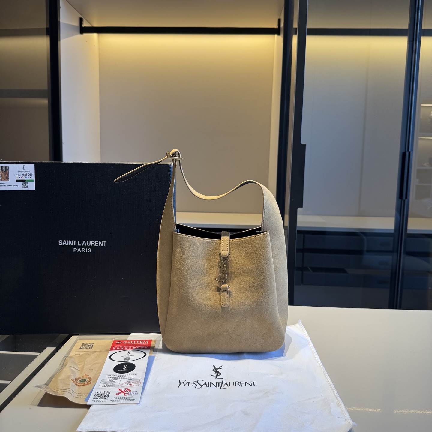 🅿️140✅新品推荐🔜 🔥YSL圣罗兰专柜新款麂皮系列HOBO腋下包👍这款包超！级！火！👍各大明星追捧的爆款～采用原版五金配件！经典logo！顶级做工！面料采用原版皮料！大容量！原版礼盒包装🎁（size：21*22*9）