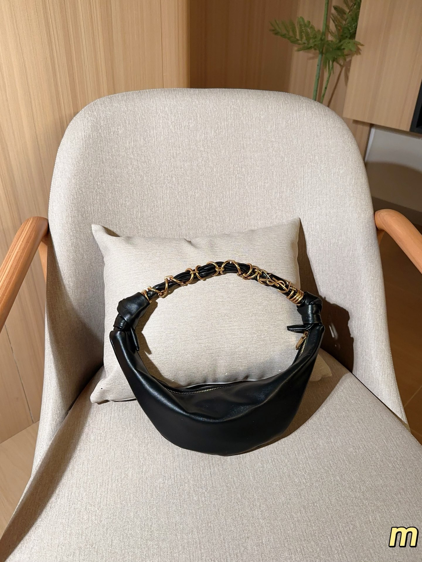 💰135 圣罗兰YSL AMALIA腋下包 柔软慵懒随性&ldquo;牛角包&rdquo;造型，超有法式氛围感！肩带是金色YSL字母链条交织，辦识度满分-。拉链开合，内部空问能装手机、钱包等日常小物，手提或腋下背都很时髦，轻松打造松弛感穿搭~ 尺寸39&times;13 礼盒包装🎁