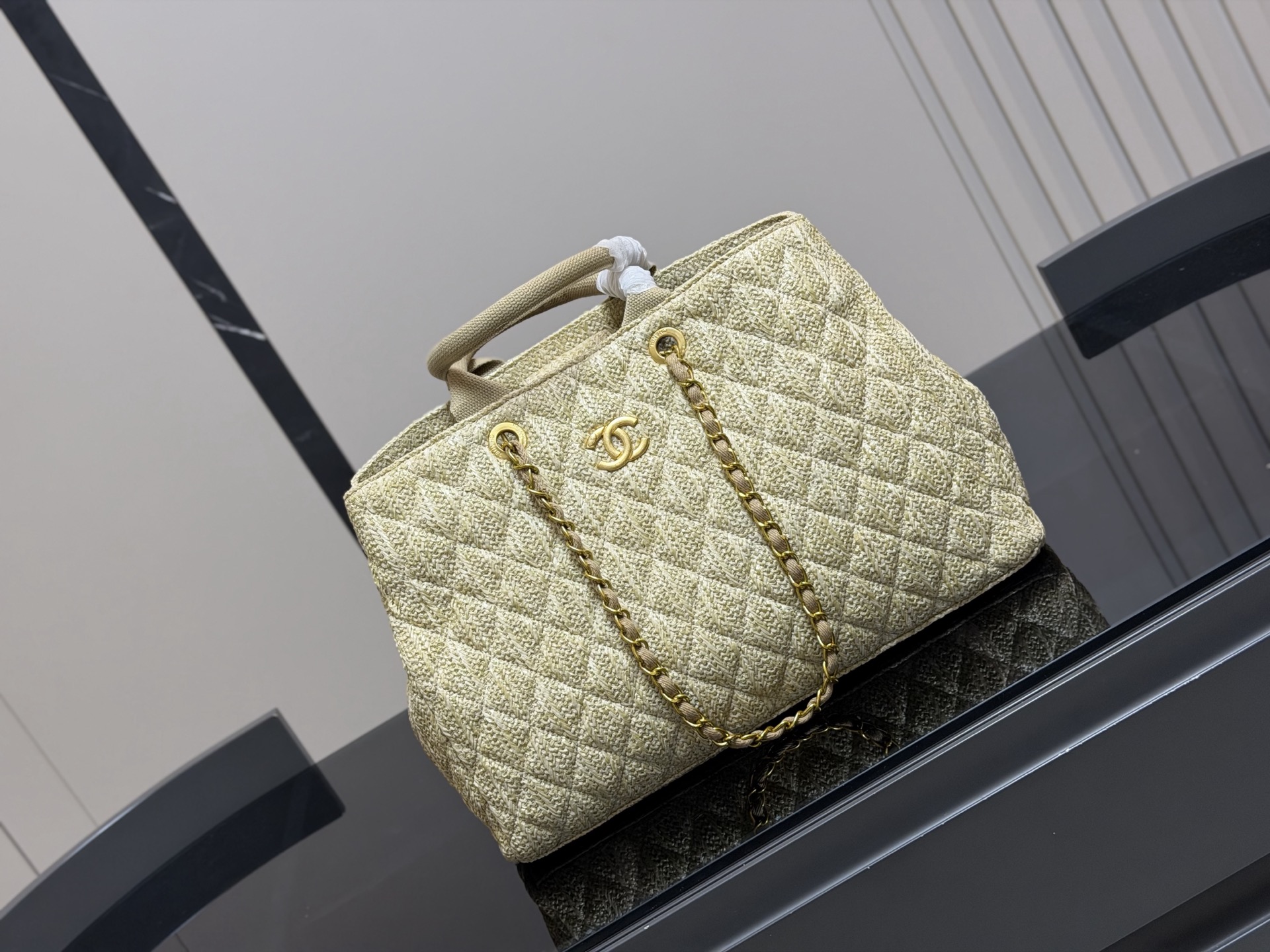 &yen;170 香奈儿CHANEL 链条托特包 复古优雅 香奈儿CHANEL 链条托特包 复古优雅 满满的高级感 大小适中 容量感人 休闲正装皆可轻松驾驭 尺寸:40.27cm