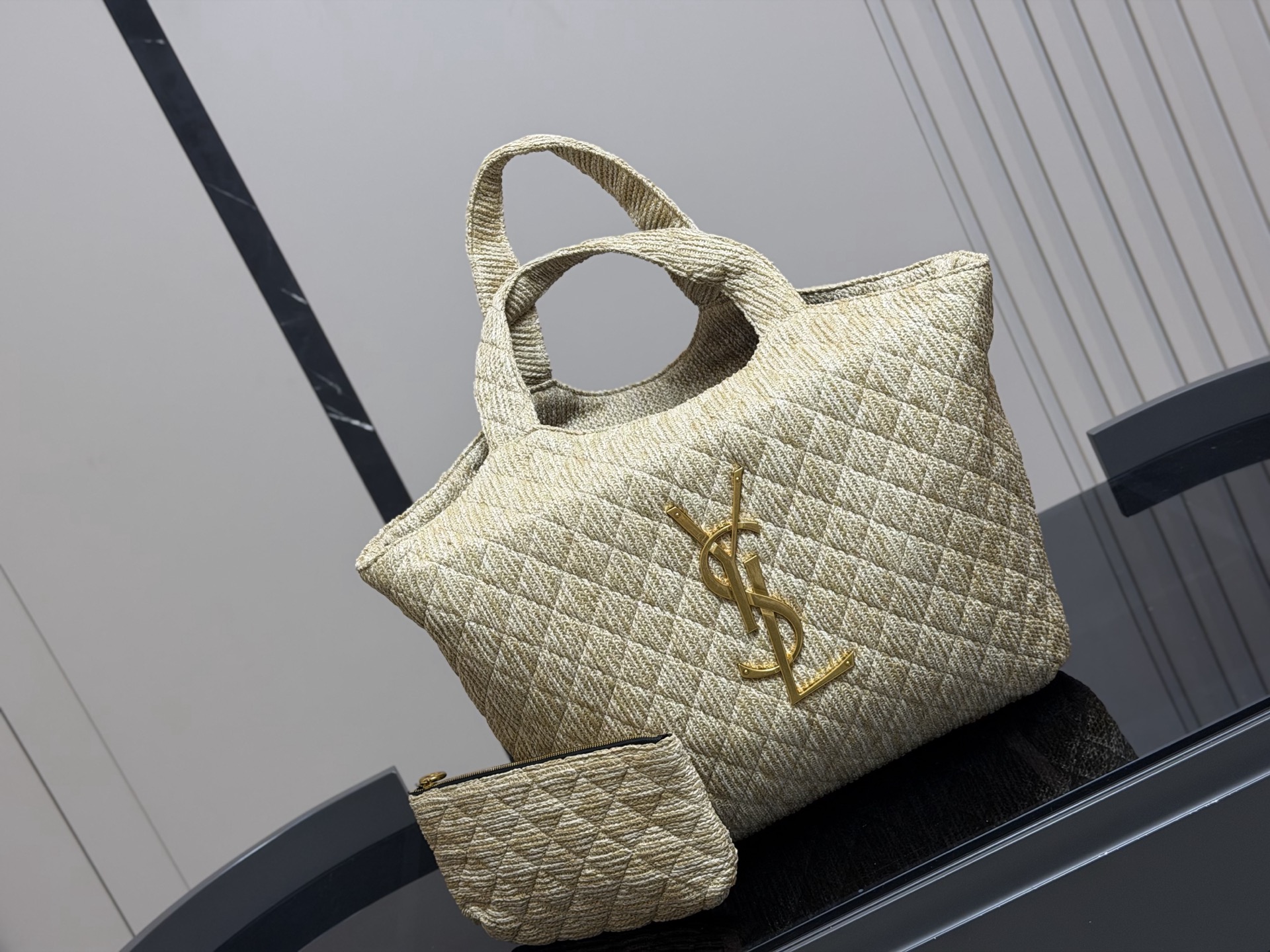 &yen;180 size：38*35cm 圣罗兰新款购物袋太可了吧 YSLGabv绗缝纹路购物袋 大tote感觉太温柔了吧! ⚠️原版大标