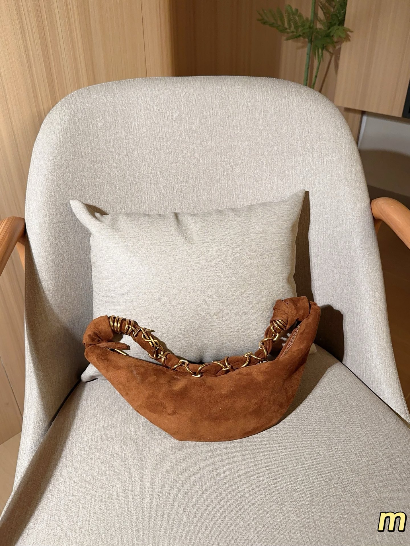 💰135 圣罗兰YSL AMALIA腋下包 柔软慵懒随性&ldquo;牛角包&rdquo;造型，超有法式氛围感！肩带是金色YSL字母链条交织，辦识度满分-。拉链开合，内部空问能装手机、钱包等日常小物，手提或腋下背都很时髦，轻松打造松弛感穿搭~ 尺寸39&times;13 礼盒包装🎁