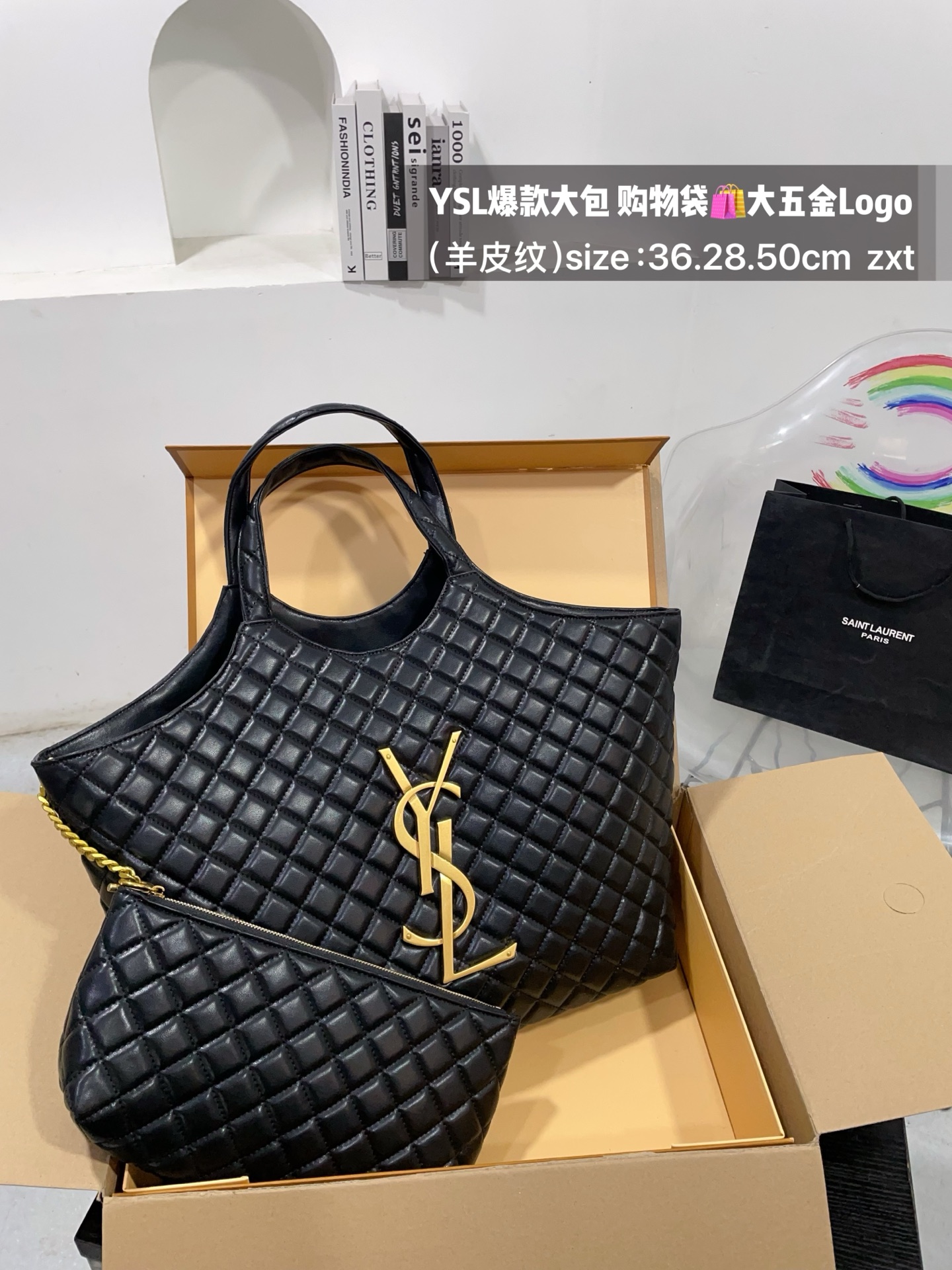 👑💰175无盒 size：底36.28.50cm YSL爆款大包 购物袋🛍️ 大五金Logo终于做到与原版大小一致💪 高级感满满👍圣罗兰 复古菱形格子与 巨大LOGO五金 璀璨而大气☄️ 最重要是一包当2包用、 中间链子往两侧一收 可以变换造型 配有小包一个 （五金全套对版带LOGO）