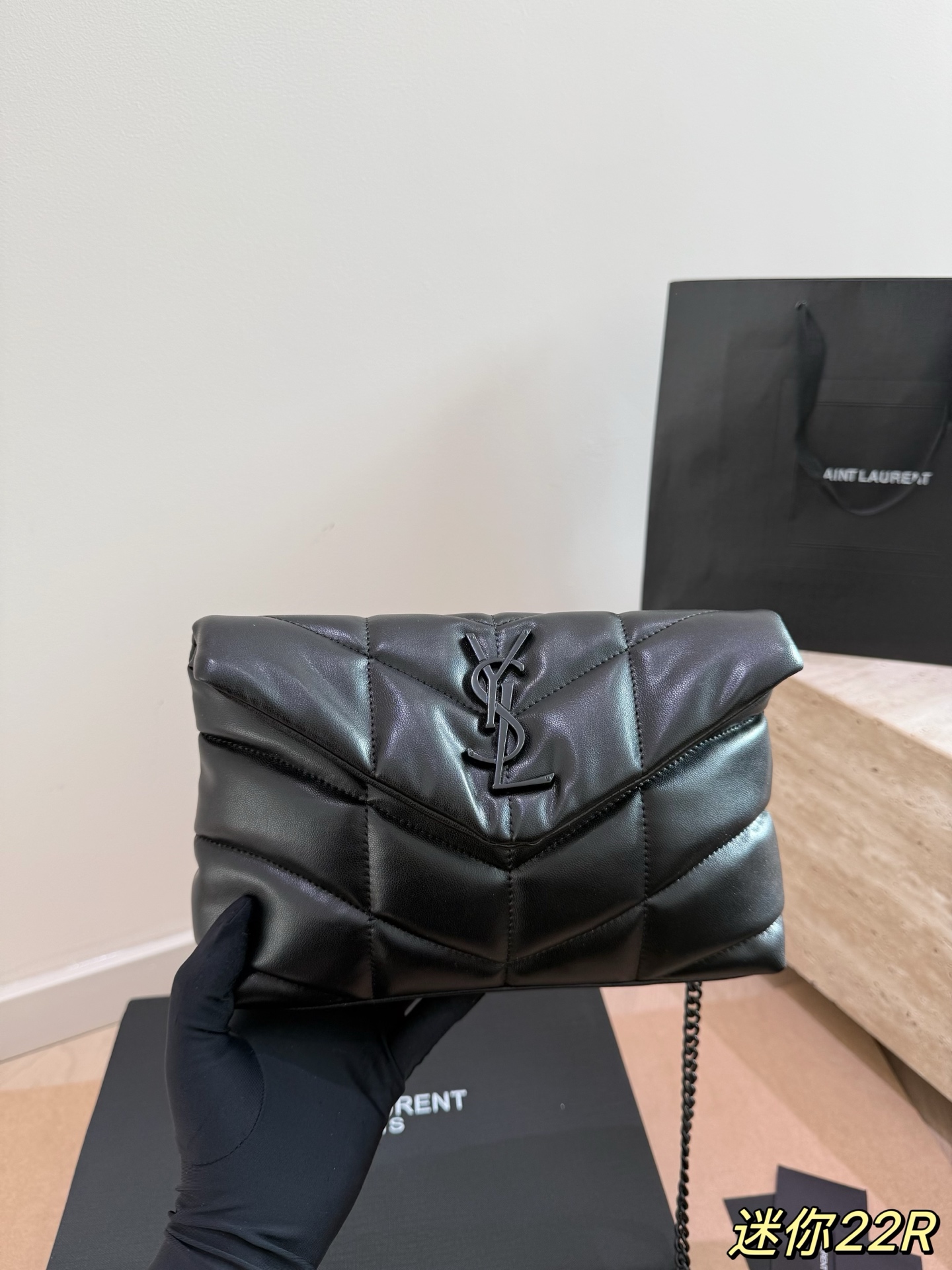 YSL圣罗兰云朵包P150 Ysl圣罗兰云朵包，超酷～ 折叠礼盒🎁 YSL圣罗兰云朵包 黑金超酷 杨幂同款 软软糯糯小可爱 外观颜值爆表 不要犹豫 必入款 真好好#ysl圣罗兰 尺寸22 16