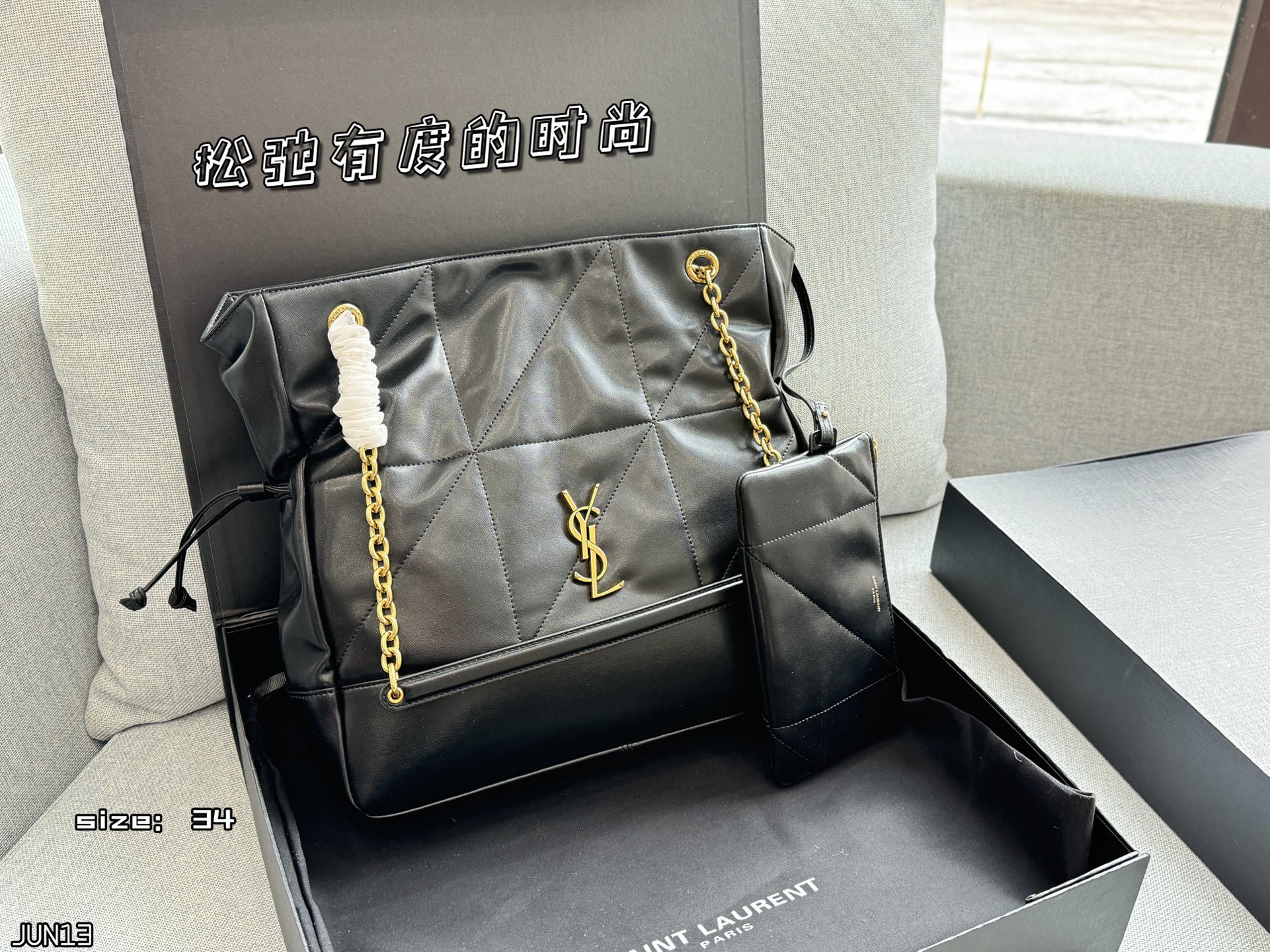 💰225 折叠盒 size:34×33 圣罗兰 YSL Jamie 福袋包 托特包Tote包购物袋单肩包 选YSL福袋包准没错!背上是一眼心动的时尚范儿,包里藏着惊喜,连‘袋’本身都是百搭利器,相当于把精致和好运一起背在身上~ 宋佳同款福袋包! 松弛有度的时尚,手袋的精致设计,不仅能够完美收纳你的日常所需,更是一种生活态度的展现。松弛有度,既不失优雅,又充满个性。