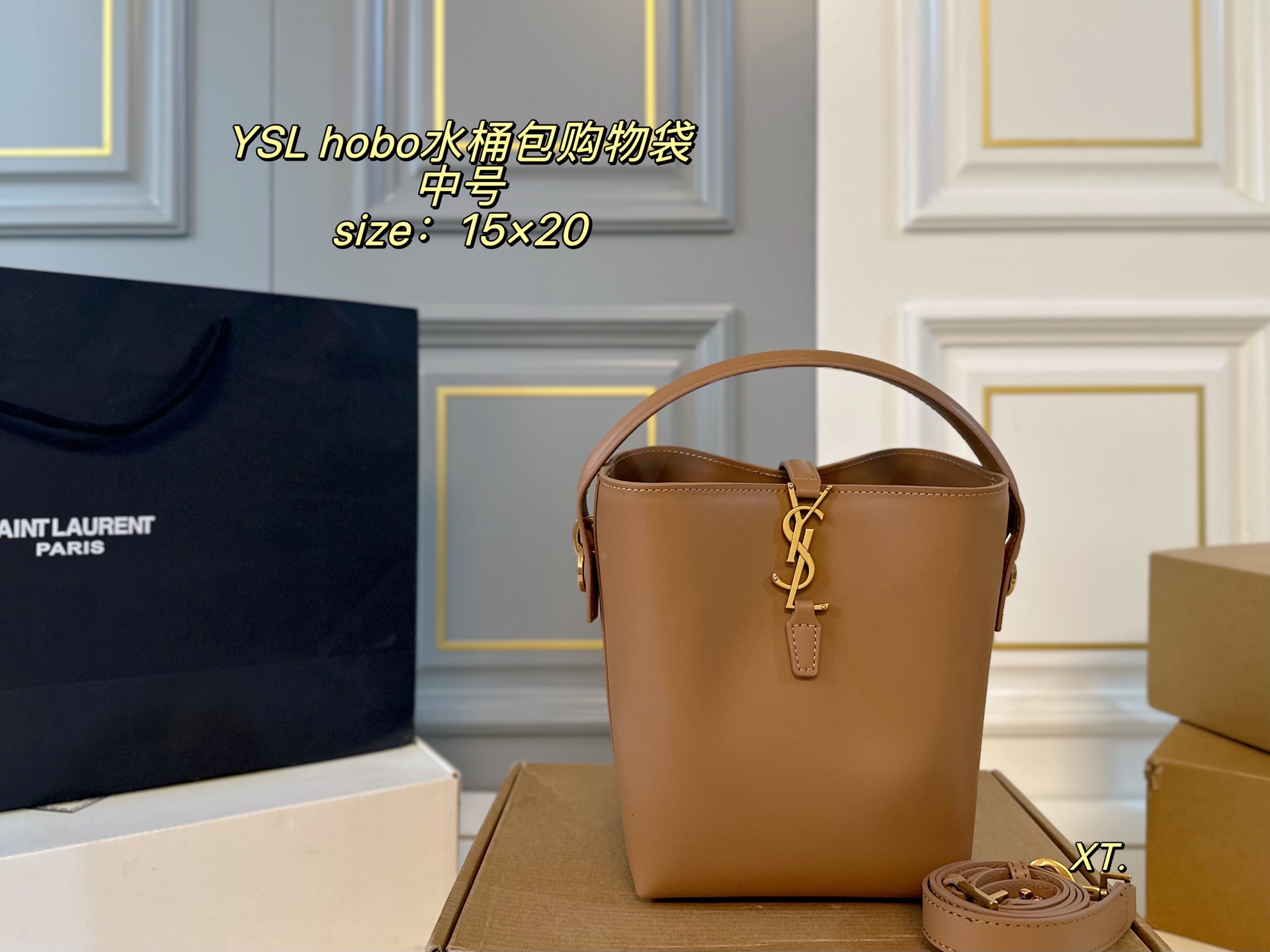 P205 中号（飞机盒） size：15&times;20中号 YSL 圣罗兰hobo水桶包购物袋💕 包身简约设计，手感质感超👍 超级显档次，容量超大～ 单肩手提都不是问题，包内配卡包➕镜子 洋气美妞/街拍人，时尚潮女必备❗️