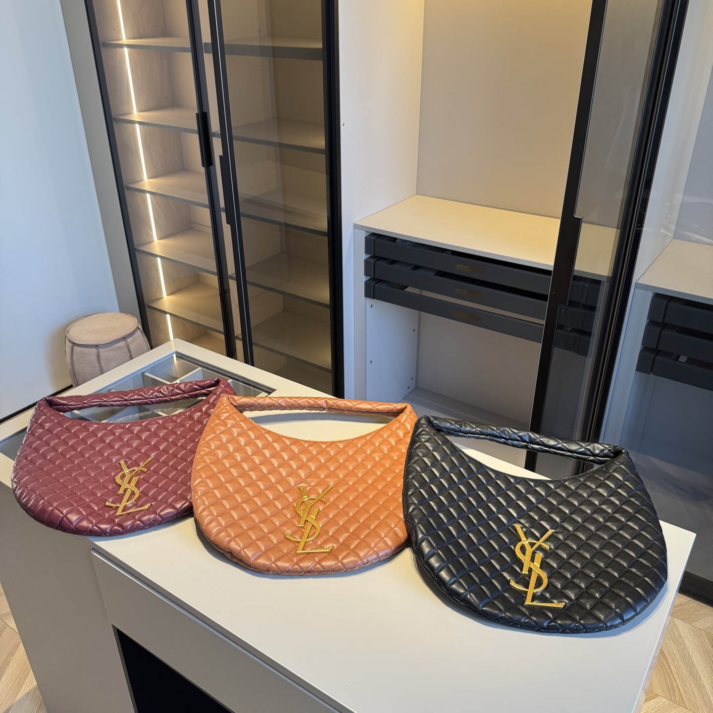 🅿️160✅新品推荐🔜 🔥YSL圣罗兰专柜新款Lcare hobo 腋下包👍这款包超！级！火！👍各大明星追捧的爆款～采用原版五金配件！经典logo！顶级做工！面料采用牛皮面料！超大容量！堪比专柜品质（size：44*34）