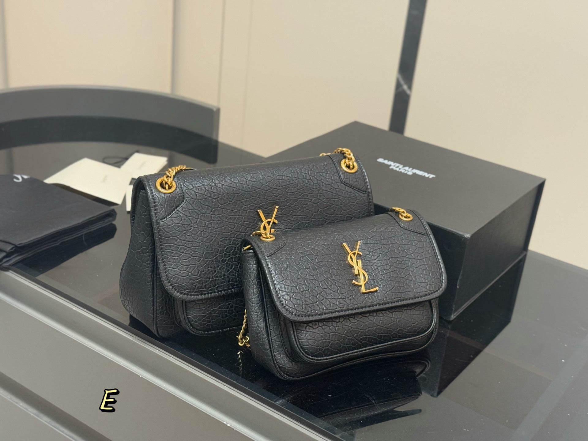 &yen;190 &yen;200 配盒 size：22*18cm（小） 28*22cm（大） 千呼万唤的 圣罗兰法棍niki终于到新尺寸啦 高订版 niki ysl niki 皮料软糯质感✔️ 强力推荐我们家的Niki