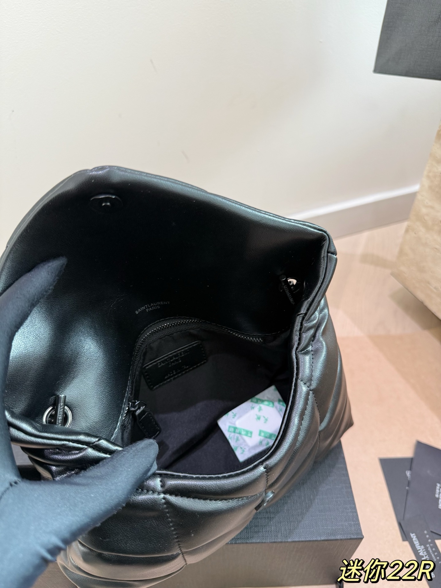 YSL圣罗兰云朵包P150 Ysl圣罗兰云朵包，超酷～ 折叠礼盒🎁 YSL圣罗兰云朵包 黑金超酷 杨幂同款 软软糯糯小可爱 外观颜值爆表 不要犹豫 必入款 真好好#ysl圣罗兰 尺寸22 16