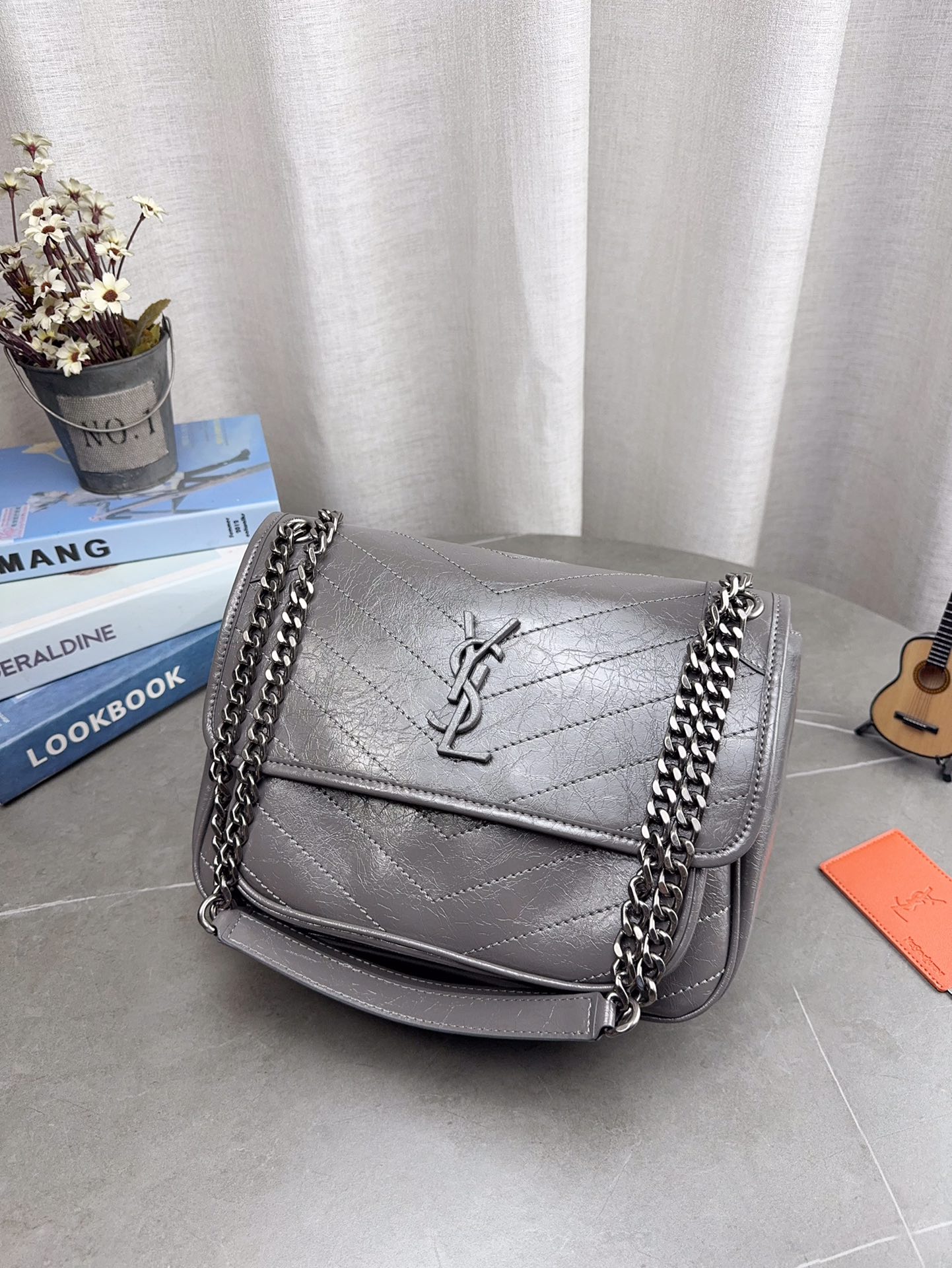 折叠飞机礼盒包装 🎉高品质ysl 圣罗兰 niki 邮差链条包 容量超大 出去逛一天什么都可以放进去 流浪背法也很好看 麂皮真的是跟各种颜色的衣服都很搭 之前一直在Onthego和这个之间犹豫 最后感觉没选错 五星推荐 尺寸27*21cm 型号633158 p200