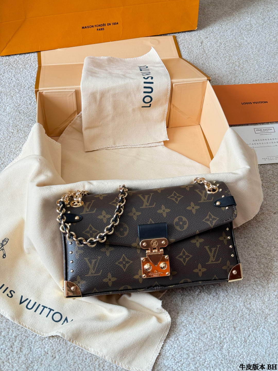 复刻版 p180 LV Trunkie 老花链条包 LV Trunkie老花链条包，经典Monogram帆布+金属铆钉，复古又摩登！灵感来自LV古董旅行箱，硬挺廓形超有辨识度。S型锁扣开合仪式感满满，链条肩带可拆卸，手拎、单肩、斜挎都OK，通勤休闲都能搭。尺寸26x17cm，容量适中，日常物品轻松装下，实用又时髦！