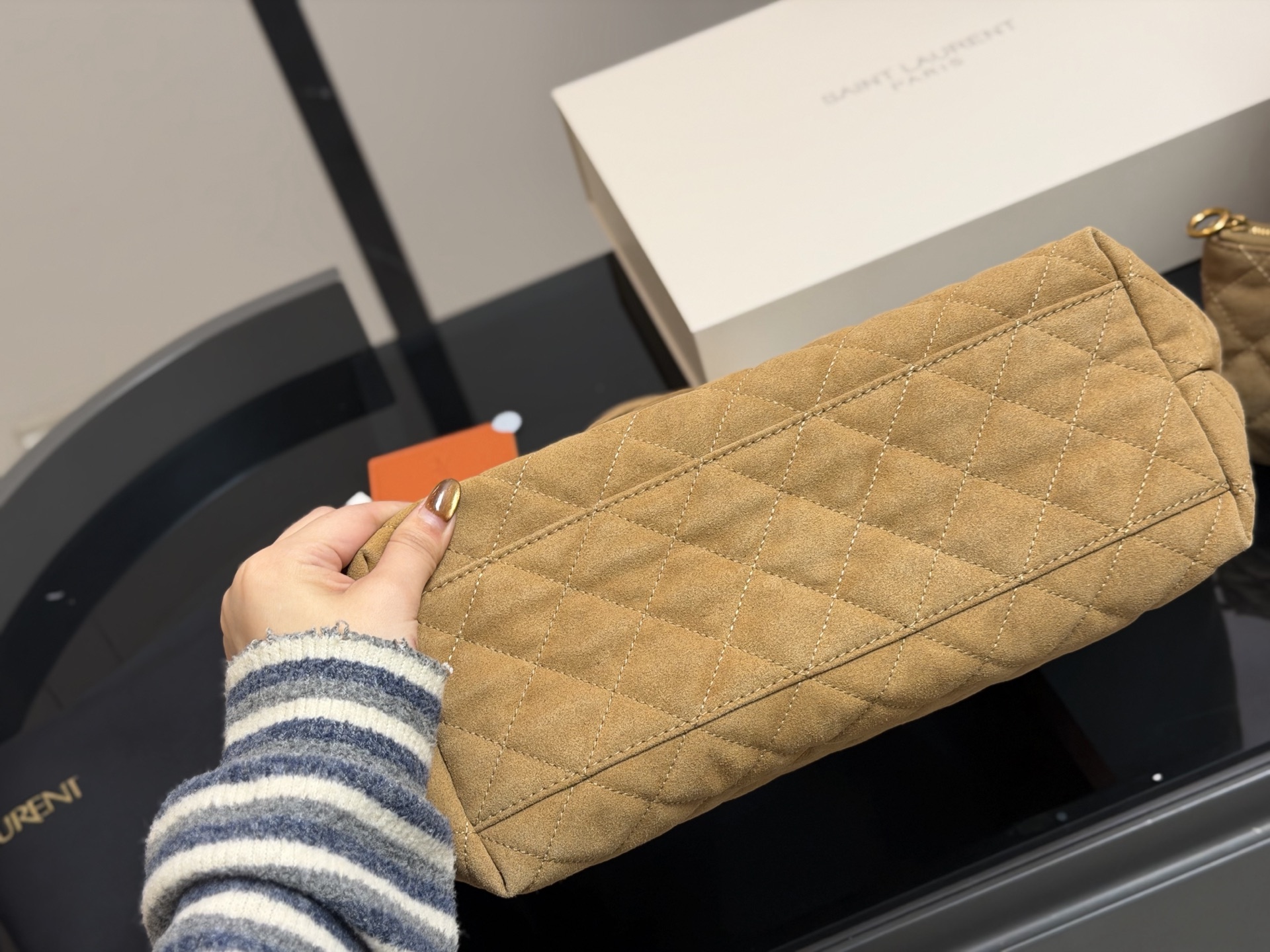 &yen;260 折叠盒飞机盒 size：30*28cm 圣罗兰新款购物袋太可了吧 YSLGabv绗缝纹路购物袋 大tote感觉太温柔了吧! ⚠️原版大标