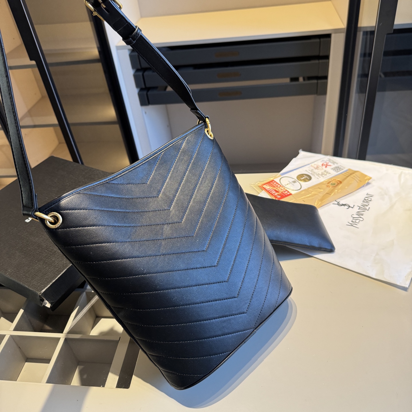 🅿️135✅新品推荐🔜 高端货🔥YSL圣罗兰新款NIKI水桶包👍配内胆小包‼️明星同款！大容量～非常实用[呲牙]走到哪都是回头率👍超级有范儿！采用原版皮料！五金都是原版材质哦！质感特别好👍品质堪比正品！上身效果超棒！原版礼盒包装🎁（size：24*30*10 上口31 小包21*12）