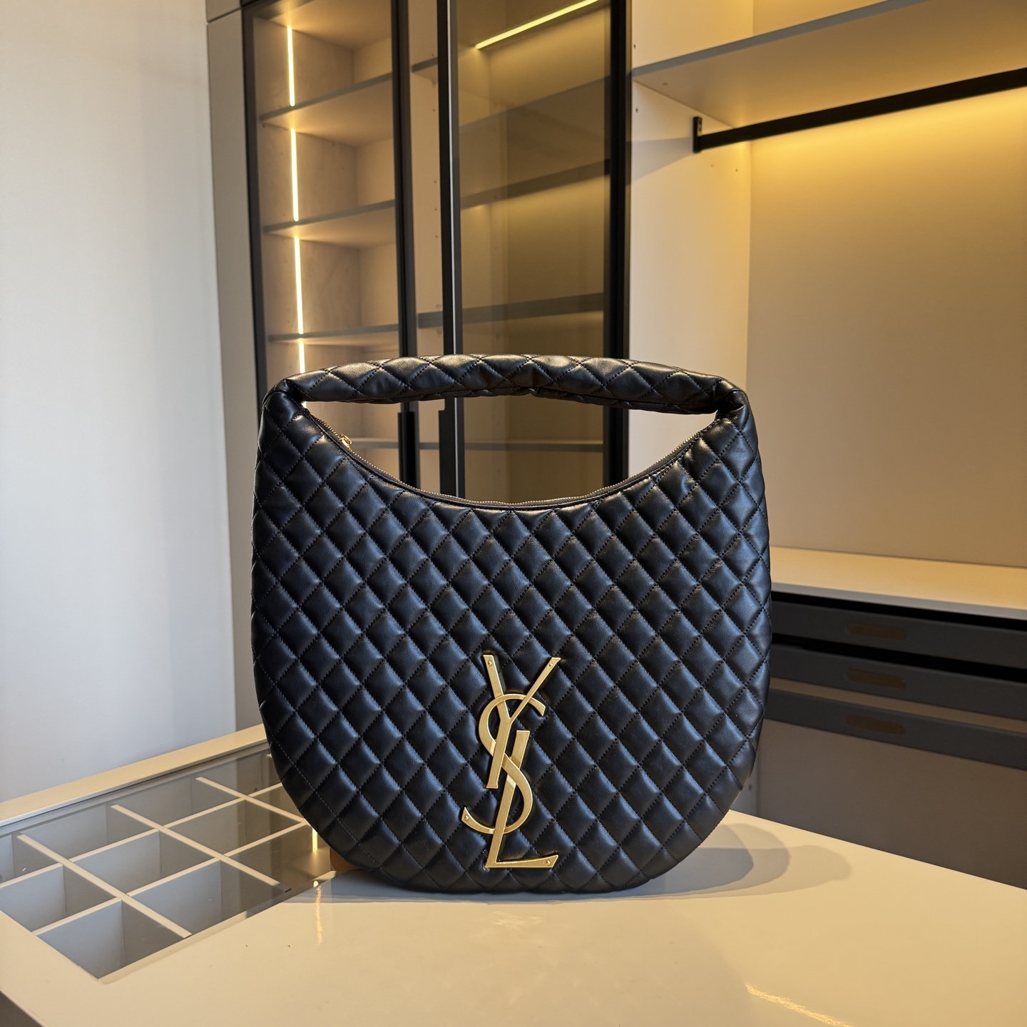 🅿️160✅新品推荐🔜 🔥YSL圣罗兰专柜新款Lcare hobo 腋下包👍这款包超！级！火！👍各大明星追捧的爆款～采用原版五金配件！经典logo！顶级做工！面料采用牛皮面料！超大容量！堪比专柜品质（size：44*34）