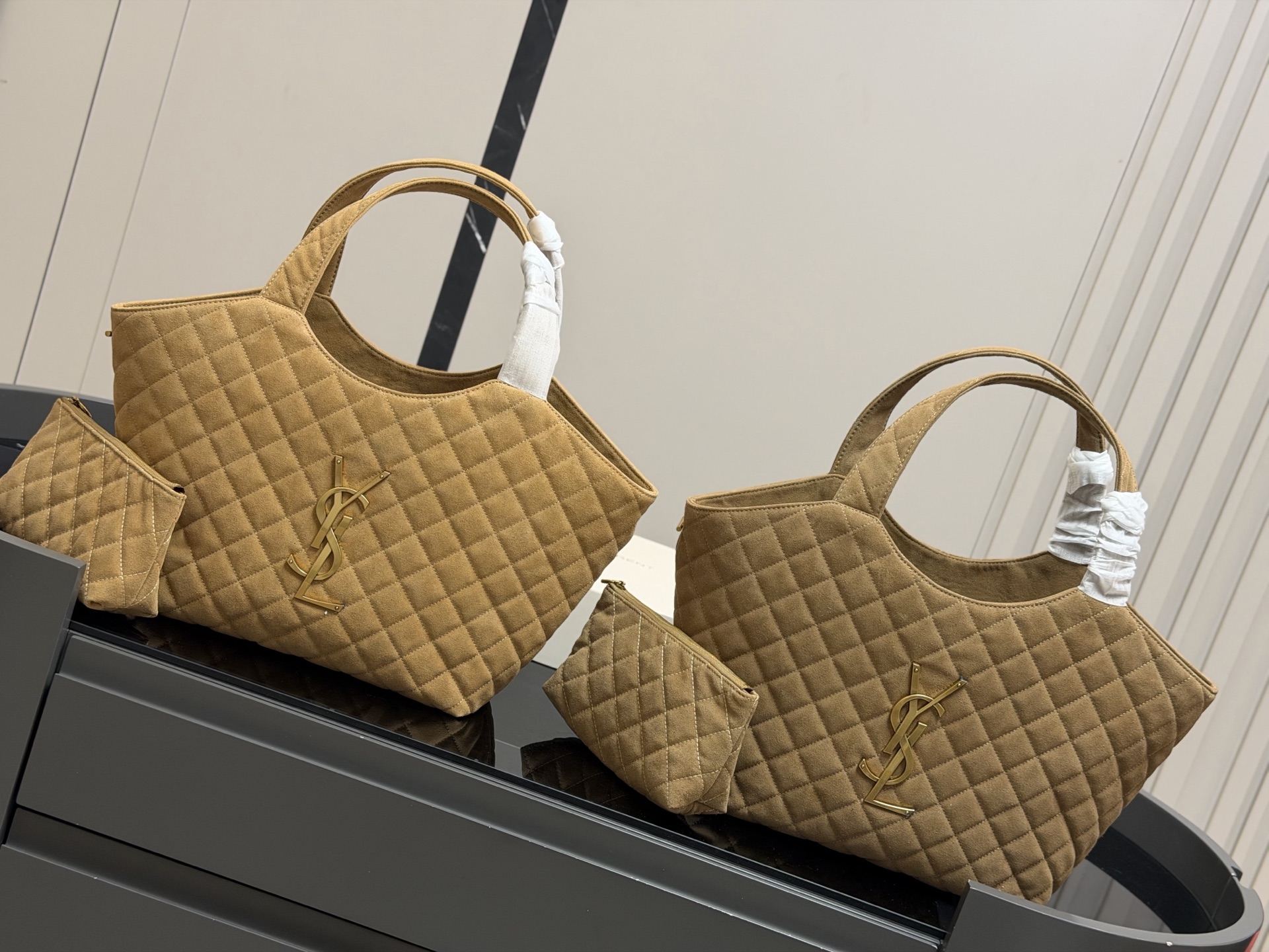 &yen;260 折叠盒飞机盒 size：30*28cm 圣罗兰新款购物袋太可了吧 YSLGabv绗缝纹路购物袋 大tote感觉太温柔了吧! ⚠️原版大标