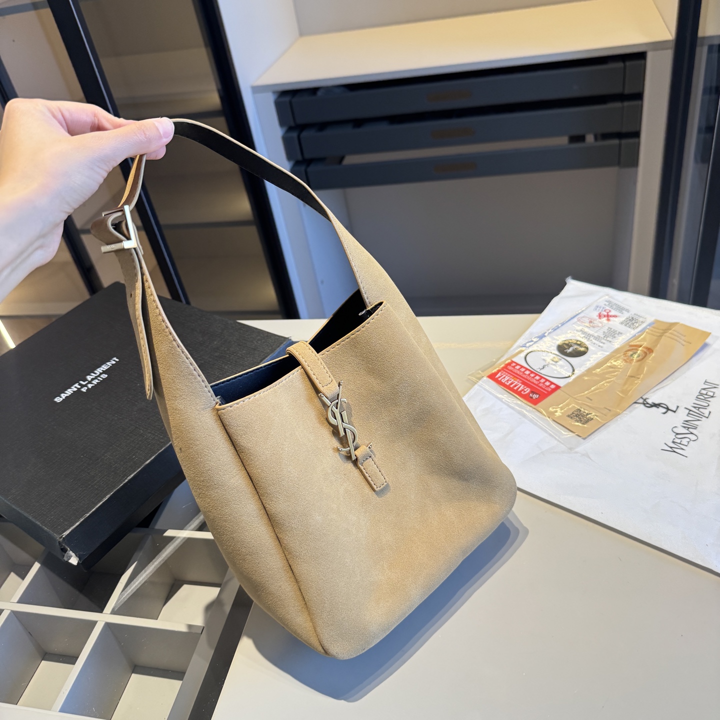 🅿️140✅新品推荐🔜 🔥YSL圣罗兰专柜新款麂皮系列HOBO腋下包👍这款包超！级！火！👍各大明星追捧的爆款～采用原版五金配件！经典logo！顶级做工！面料采用原版皮料！大容量！原版礼盒包装🎁（size：21*22*9）