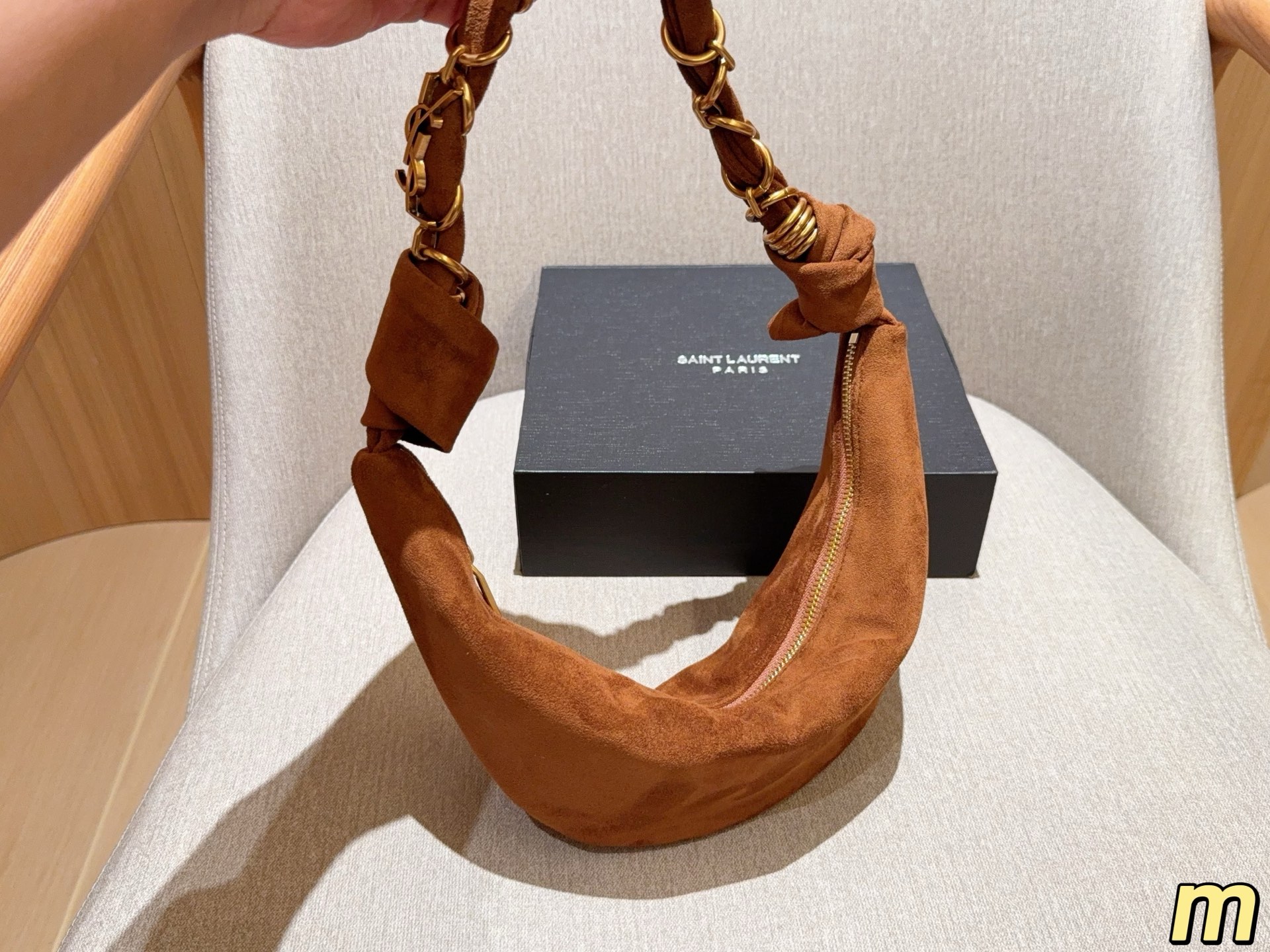 💰135 圣罗兰YSL AMALIA腋下包 柔软慵懒随性&ldquo;牛角包&rdquo;造型，超有法式氛围感！肩带是金色YSL字母链条交织，辦识度满分-。拉链开合，内部空问能装手机、钱包等日常小物，手提或腋下背都很时髦，轻松打造松弛感穿搭~ 尺寸39&times;13 礼盒包装🎁