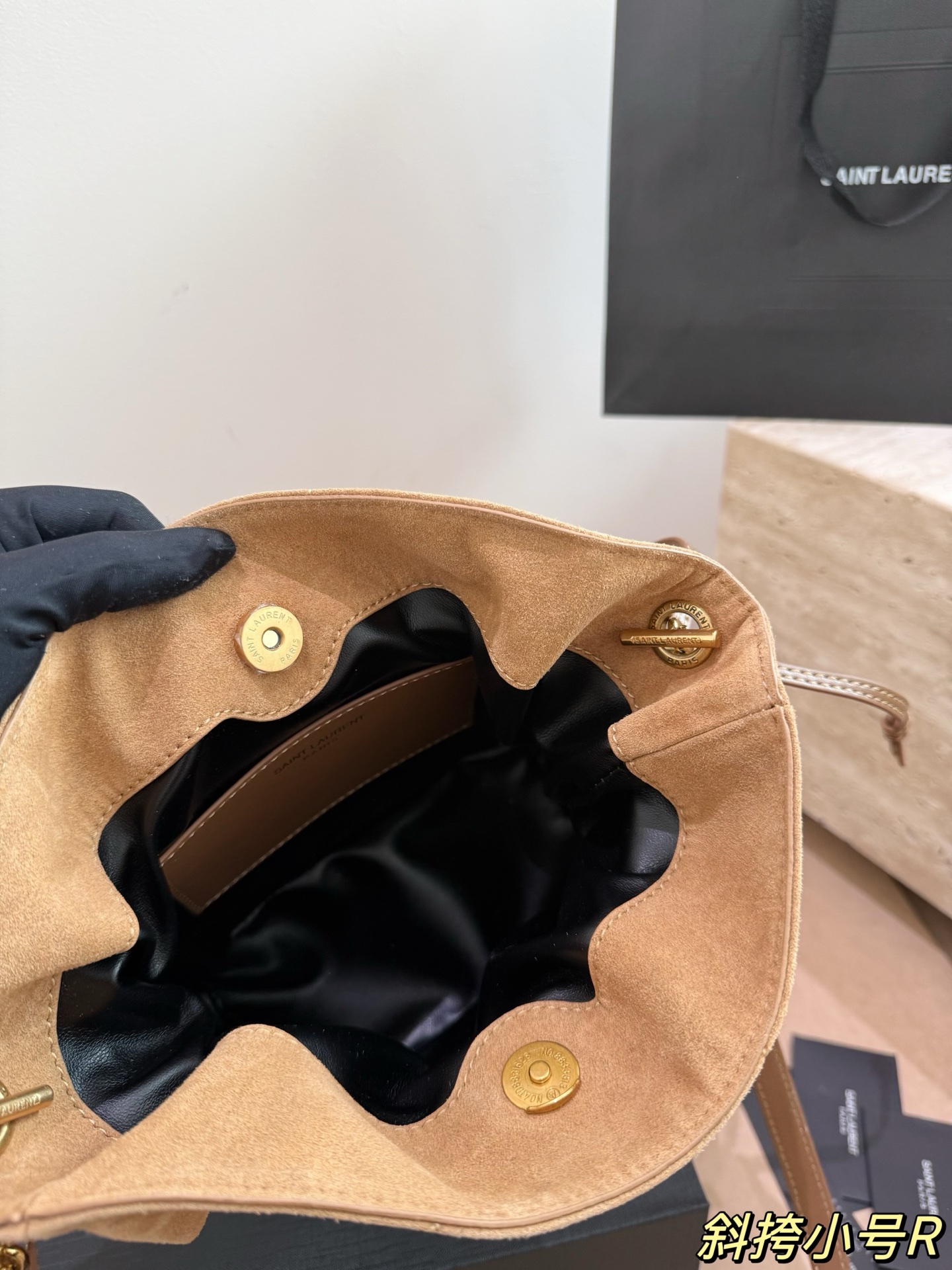 P170 配礼盒🎁 圣罗兰YSLJamie小福袋 麂皮 背起来真的太有feel。 圣罗兰 最低调， 简洁大气啦！ 尺寸24.19cm