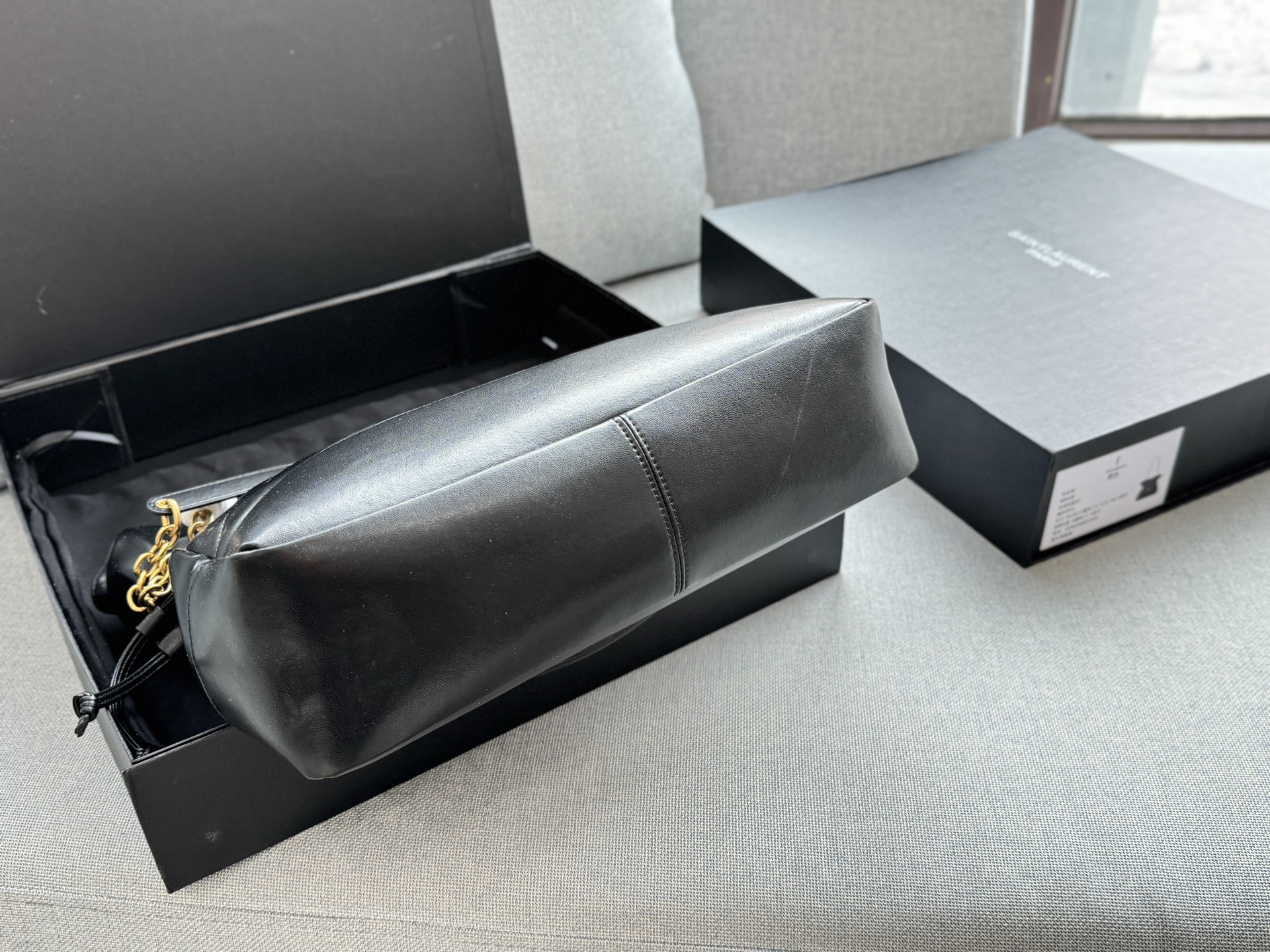 💰225 折叠盒 size:34×33 圣罗兰 YSL Jamie 福袋包 托特包Tote包购物袋单肩包 选YSL福袋包准没错!背上是一眼心动的时尚范儿,包里藏着惊喜,连‘袋’本身都是百搭利器,相当于把精致和好运一起背在身上~ 宋佳同款福袋包! 松弛有度的时尚,手袋的精致设计,不仅能够完美收纳你的日常所需,更是一种生活态度的展现。松弛有度,既不失优雅,又充满个性。