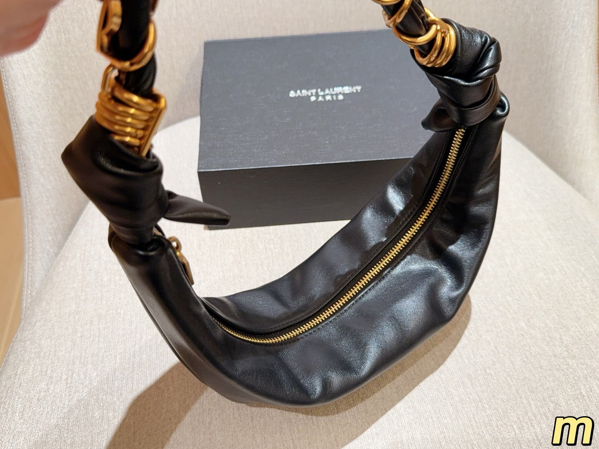 💰135 圣罗兰YSL AMALIA腋下包 柔软慵懒随性&ldquo;牛角包&rdquo;造型，超有法式氛围感！肩带是金色YSL字母链条交织，辦识度满分-。拉链开合，内部空问能装手机、钱包等日常小物，手提或腋下背都很时髦，轻松打造松弛感穿搭~ 尺寸39&times;13 礼盒包装🎁