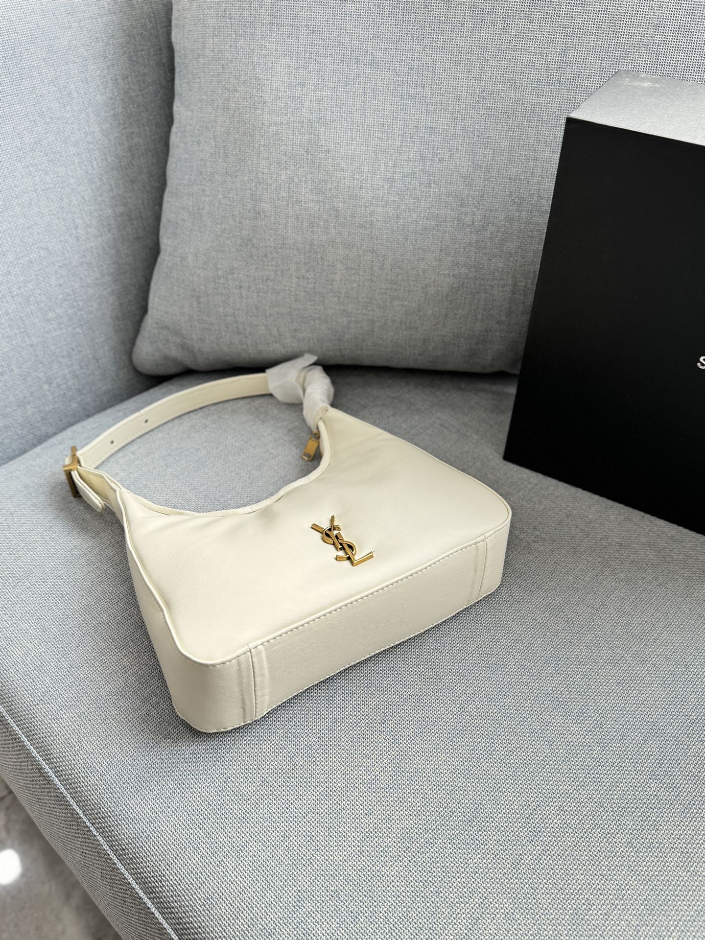 💰135 折叠盒 size：22&times;19 圣罗兰 YSL Calypso 腋下包 流浪包手提单肩包 触感柔软细腻，搭配金色YSL标志，低调又奢华。月牙形包型， 通勤休闲都很OK! 简约设计+实用性，轻松搭配各种穿搭，是时尚女孩必入的经典单品