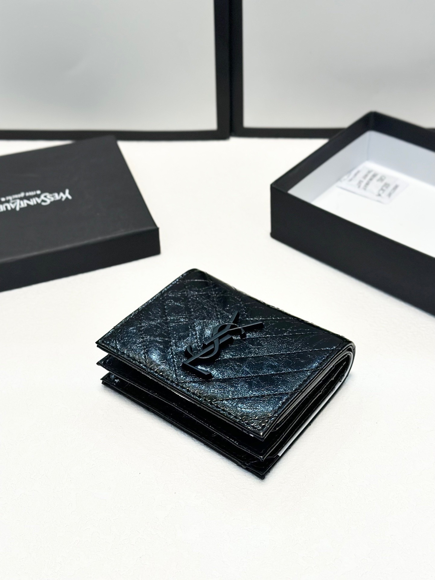 P90🎀🎀颜色 黑🎀尺寸 11x10🎀圣罗兰专柜同步👏时尚钱包，优质油蜡小牛皮👍🏻内阁丰富，超级实用❗️现货高品质[得意]