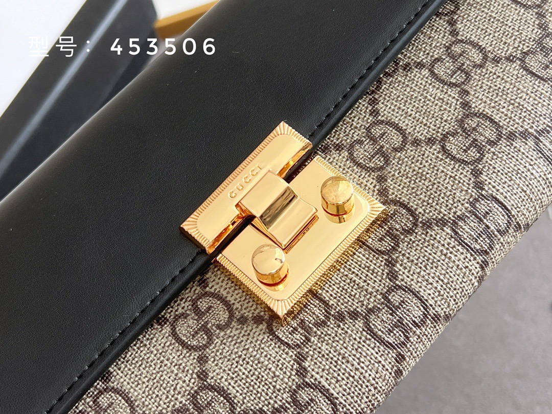 P105🎀GUCCl 453506🎀颜色 黑 🎀尺寸 19*10.5*3.5 🎀GUCCl专柜同步，可肩背专柜品质顶级进口牛皮 海外订制钥匙扣五金 做工油边精湛！
