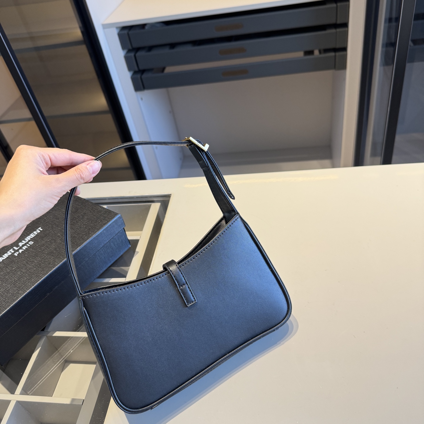 🅿️135✅新品推荐🔜 升级版🔥YSL圣罗兰专柜爆款hobo腋下包！明星同款！到哪都是回头率👍专柜同款哦！品质堪比正品！进口牛皮面料🐂外出轻便实用！原版顶级五金！🎁原版礼盒包装（size：24*15*6）