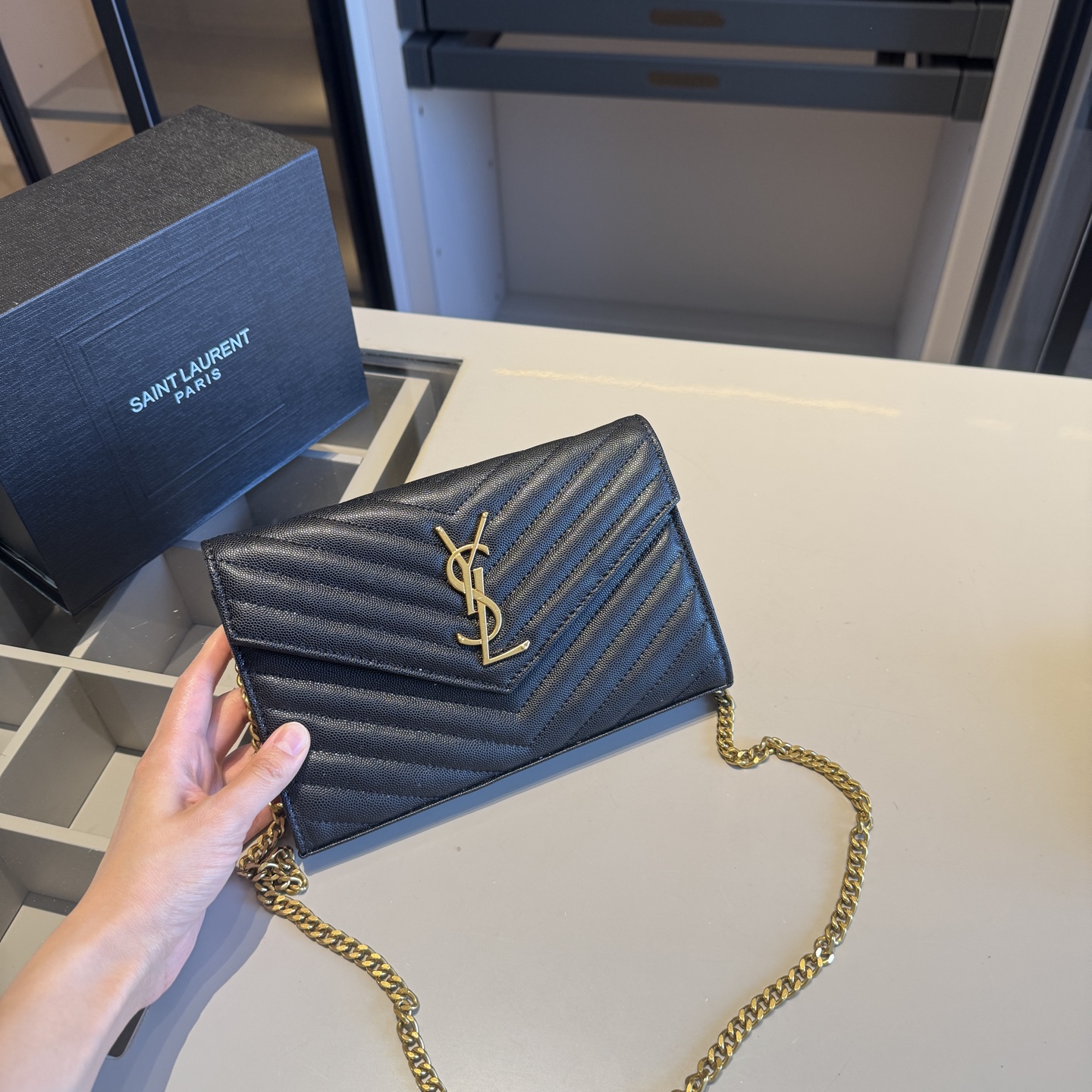 🅿️140✅新品推荐🔜 升级版～高端货🔥YSL圣罗兰专柜经典WOC信封包✉️链条包！超！级！火！👍可肩背！各大明星追捧的爆款～采用原版顶级五金配件！经典logo！顶级做工！面料采用进口鱼子酱牛皮面料！堪比专柜品质🎁原版折叠礼盒包装（size：22*14*3）