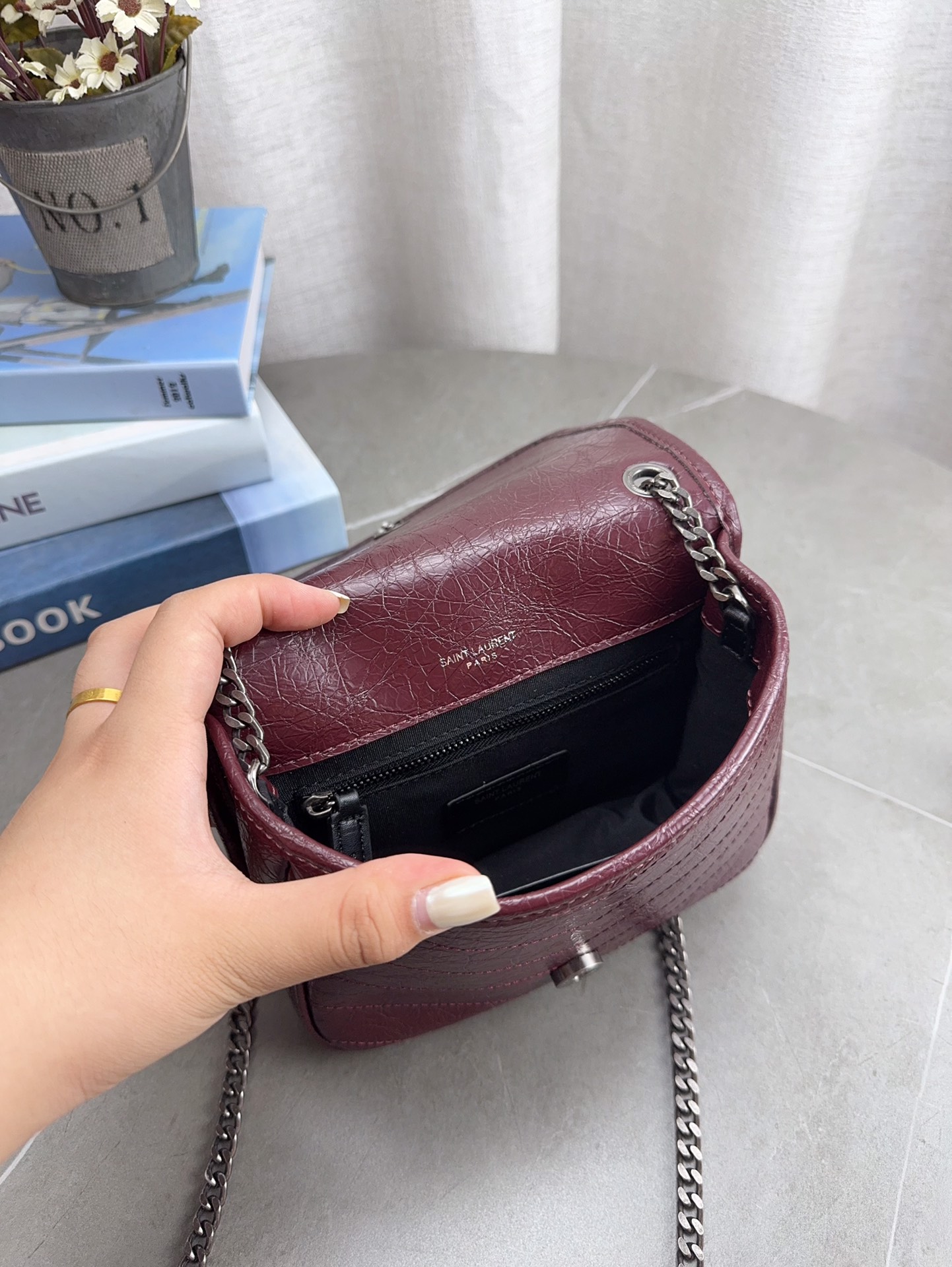 折叠飞机礼盒包装 🎉高品质ysl 圣罗兰 niki 邮差链条包 出去逛一天什么都可以放进去 流浪背法也很好看 黑色真的是跟各种颜色的衣服都很搭 之前一直在Onthego和这个之间犹豫 最后感觉没选错 五星推荐 迷你尺寸：19*14cm p150