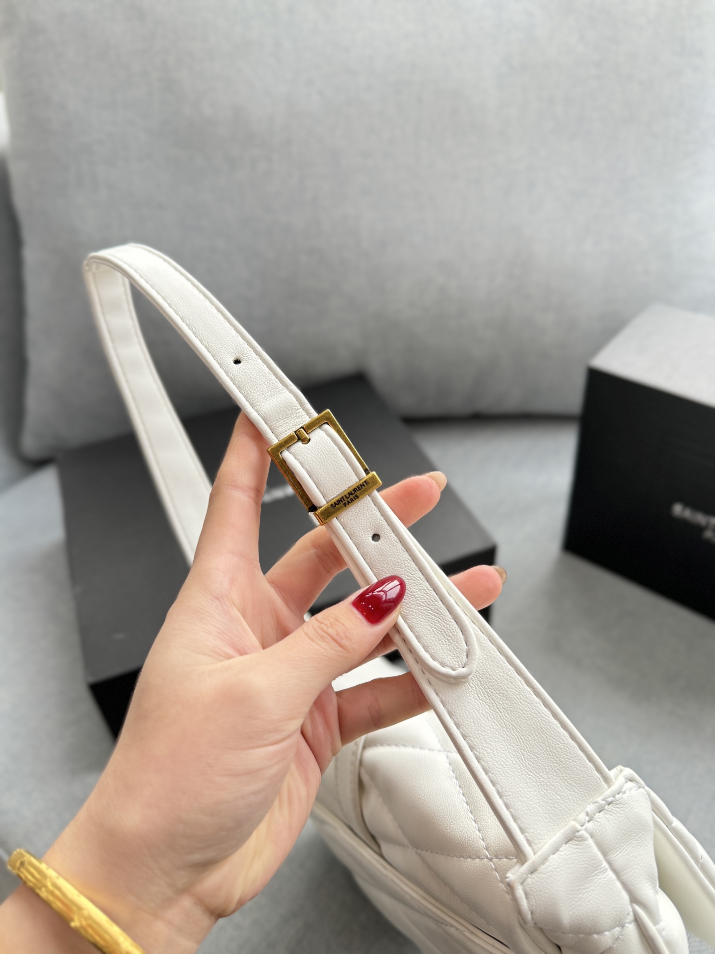 💰125 折叠盒 size：27&times;18 圣罗兰 YSL LE 57系列 腋下包手提单肩包 奶呼呼小羊皮 黑金小羊皮搭配压纹 可以手提又可以腋下 皮质是小羊皮 造型是梯形廓形设计 大气感拉满 精致做工和浪漫情调邂逅融合！意大利小羊皮革手感软糯舒适，柔软到一直想去rua它！参加宴会，平时搭配衣服都可以， 可休闲，可女神，就是百搭神器啦！