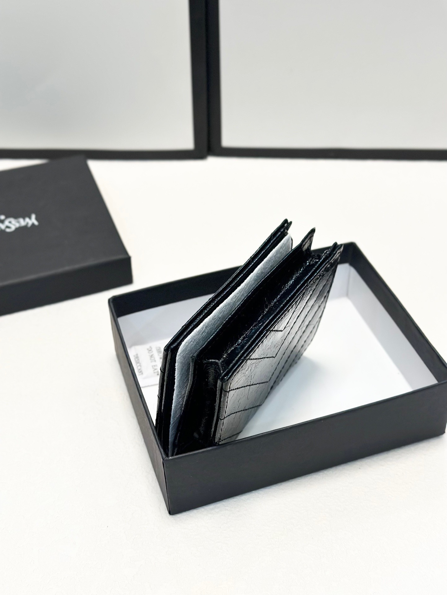 P90🎀🎀颜色 黑🎀尺寸 11x10🎀圣罗兰专柜同步👏时尚钱包，优质油蜡小牛皮👍🏻内阁丰富，超级实用❗️现货高品质[得意]