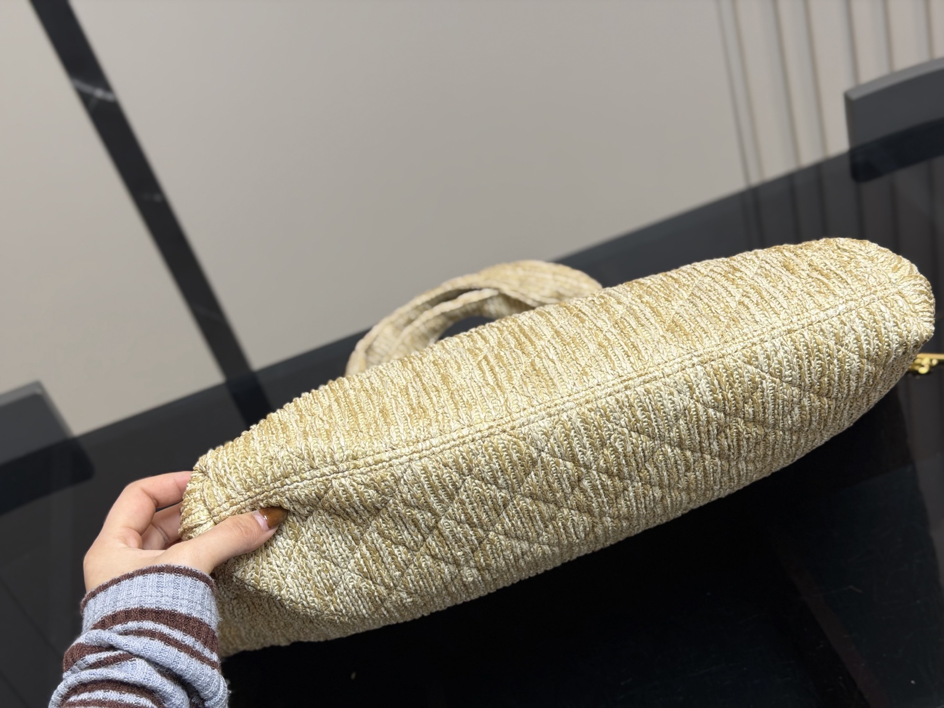 &yen;180 size：38*35cm 圣罗兰新款购物袋太可了吧 YSLGabv绗缝纹路购物袋 大tote感觉太温柔了吧! ⚠️原版大标