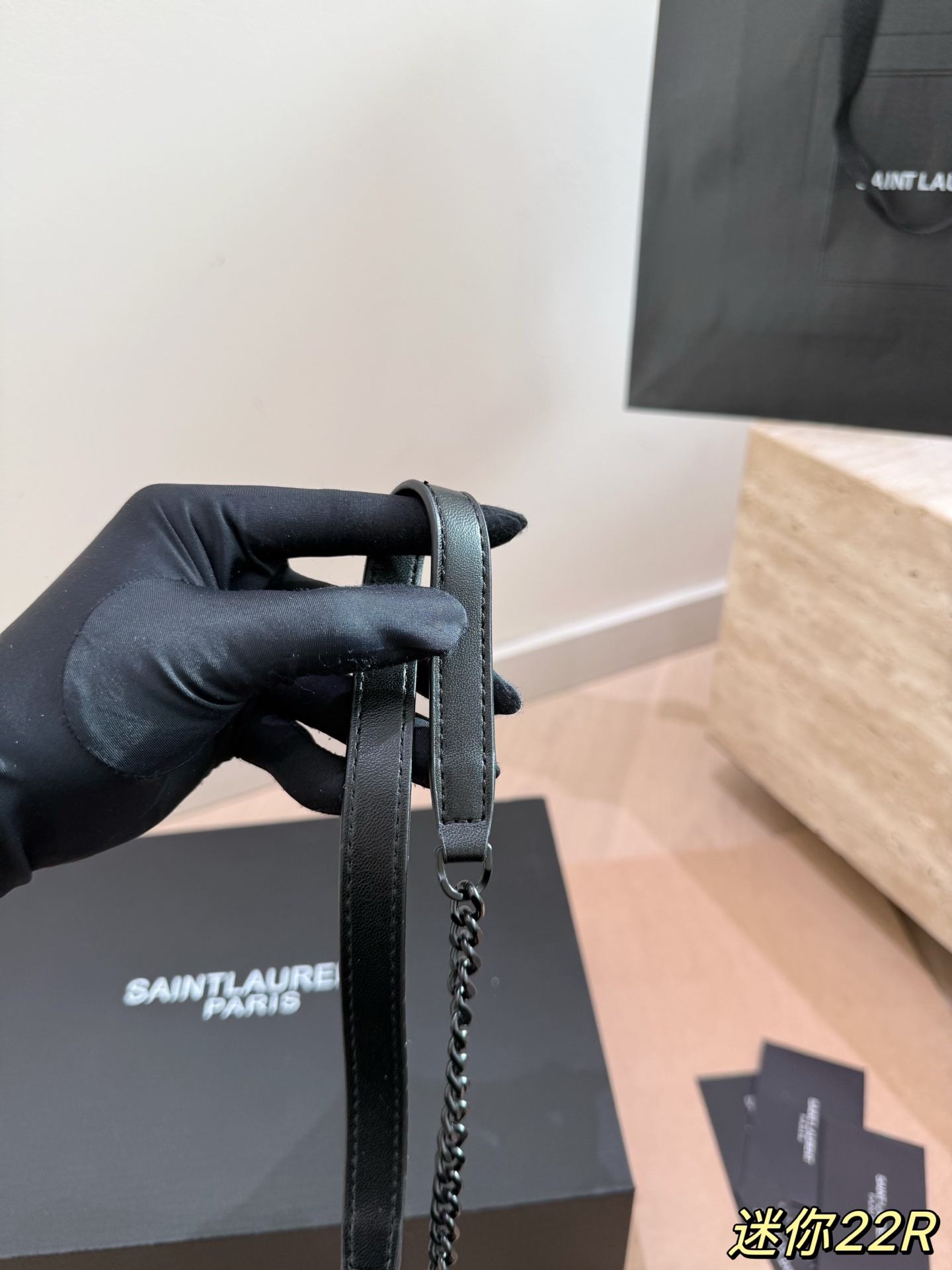 YSL圣罗兰云朵包P150 Ysl圣罗兰云朵包，超酷～ 折叠礼盒🎁 YSL圣罗兰云朵包 黑金超酷 杨幂同款 软软糯糯小可爱 外观颜值爆表 不要犹豫 必入款 真好好#ysl圣罗兰 尺寸22 16