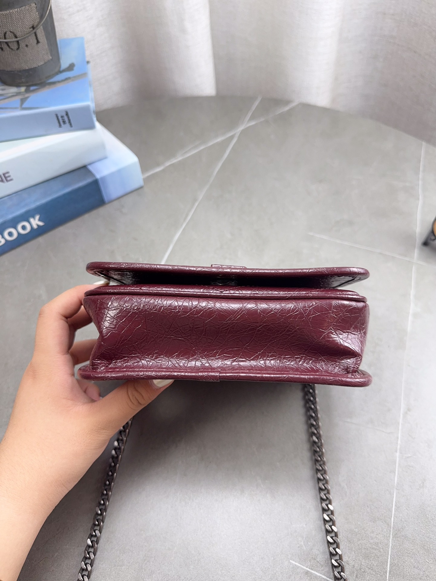 折叠飞机礼盒包装 🎉高品质ysl 圣罗兰 niki 邮差链条包 出去逛一天什么都可以放进去 流浪背法也很好看 黑色真的是跟各种颜色的衣服都很搭 之前一直在Onthego和这个之间犹豫 最后感觉没选错 五星推荐 迷你尺寸：19*14cm p150