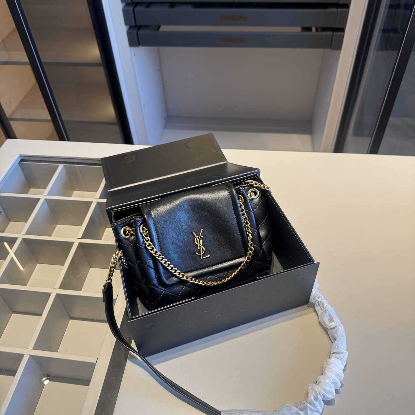 🅿️135✅新品推荐🔜 升级版～高端货🔥YSL圣罗兰爆款Nolita斜挎包～链条包！这款包超！级！火！👍各大明星追捧的爆款～采用原版五金配件！经典logo！顶级做工！面料采用牛皮面料！堪比专柜品质🎁原版折叠礼盒包装（size：18*13*5）