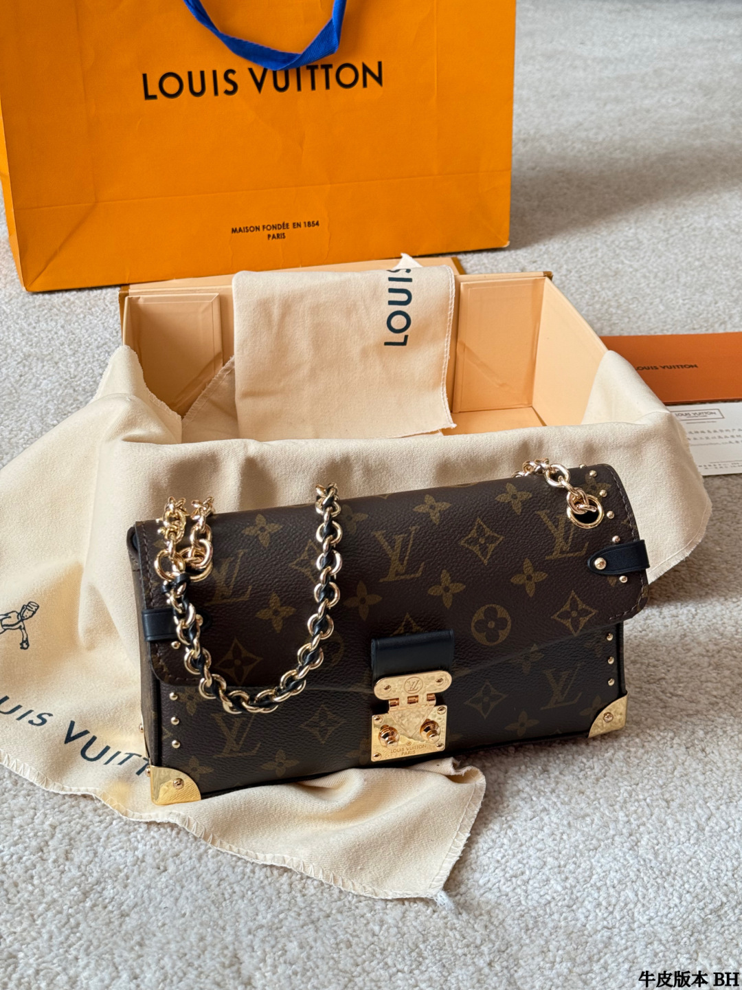 复刻版 p180 LV Trunkie 老花链条包 LV Trunkie老花链条包，经典Monogram帆布+金属铆钉，复古又摩登！灵感来自LV古董旅行箱，硬挺廓形超有辨识度。S型锁扣开合仪式感满满，链条肩带可拆卸，手拎、单肩、斜挎都OK，通勤休闲都能搭。尺寸26x17cm，容量适中，日常物品轻松装下，实用又时髦！