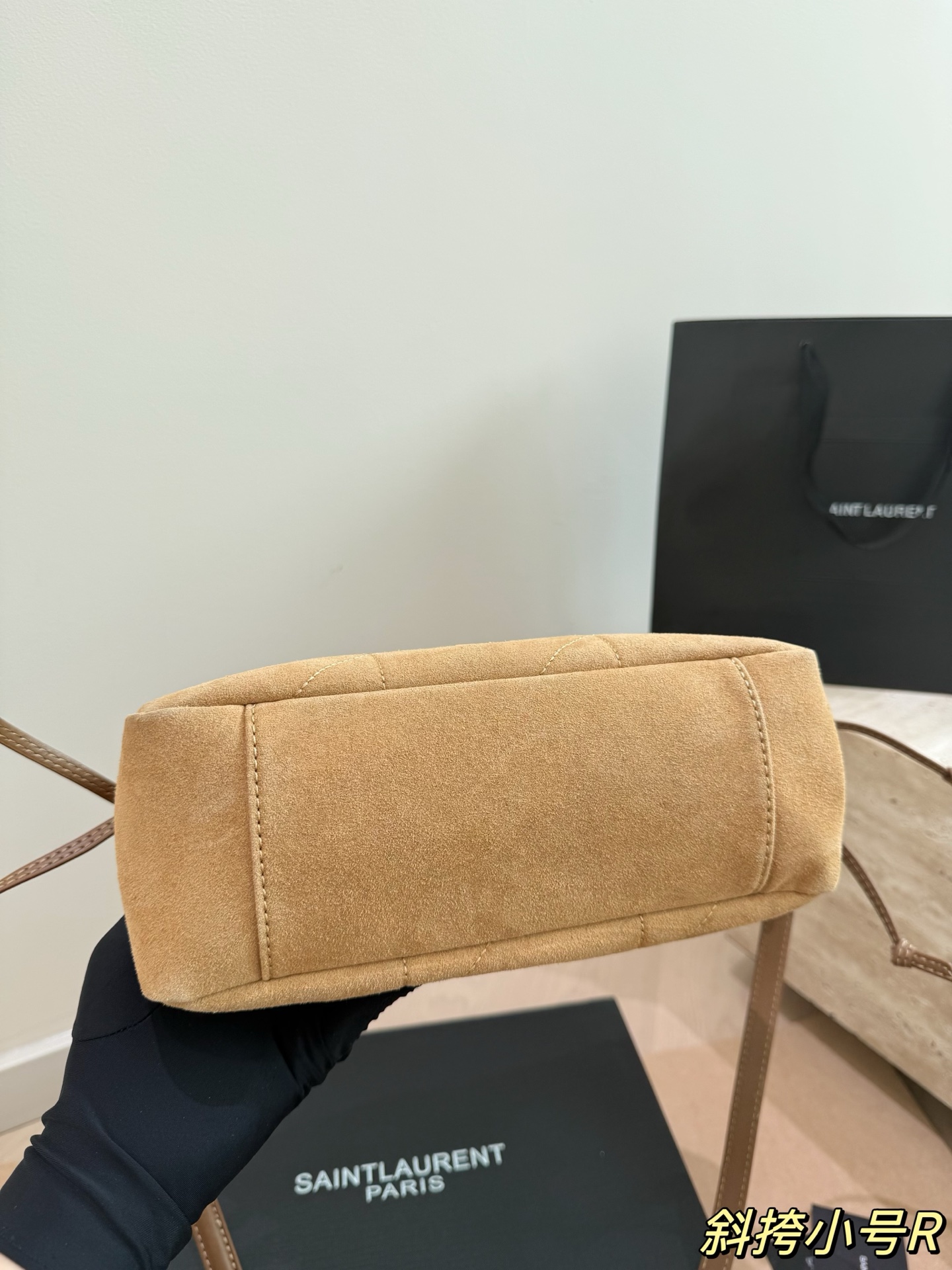P170 配礼盒🎁 圣罗兰YSLJamie小福袋 麂皮 背起来真的太有feel。 圣罗兰 最低调， 简洁大气啦！ 尺寸24.19cm