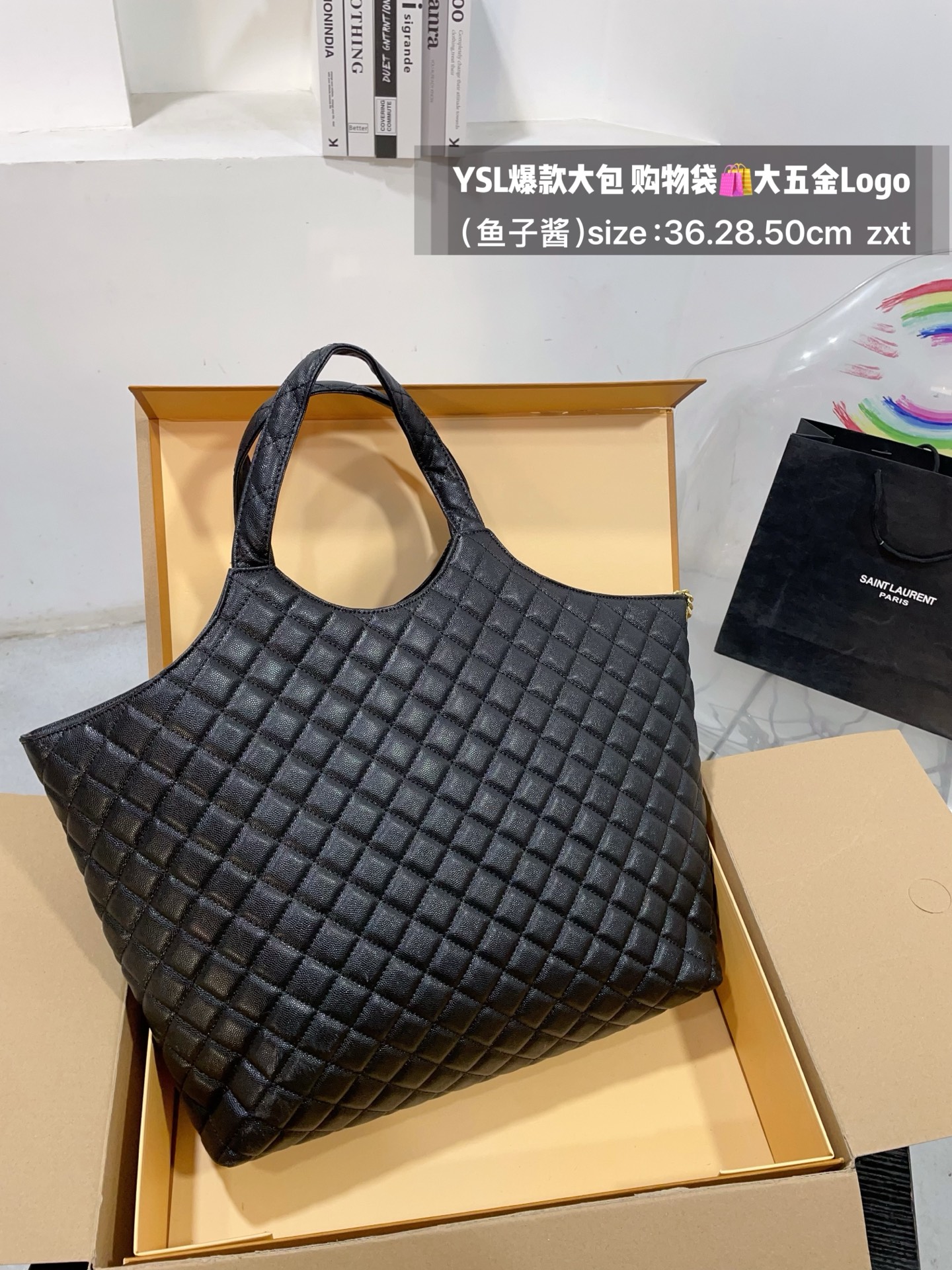 👑💰175无盒 size：底36.28.50cm YSL爆款大包 购物袋🛍️ 大五金Logo终于做到与原版大小一致💪 高级感满满👍圣罗兰 复古菱形格子与 巨大LOGO五金 璀璨而大气☄️ 最重要是一包当2包用、 中间链子往两侧一收 可以变换造型 配有小包一个 （五金全套对版带LOGO）